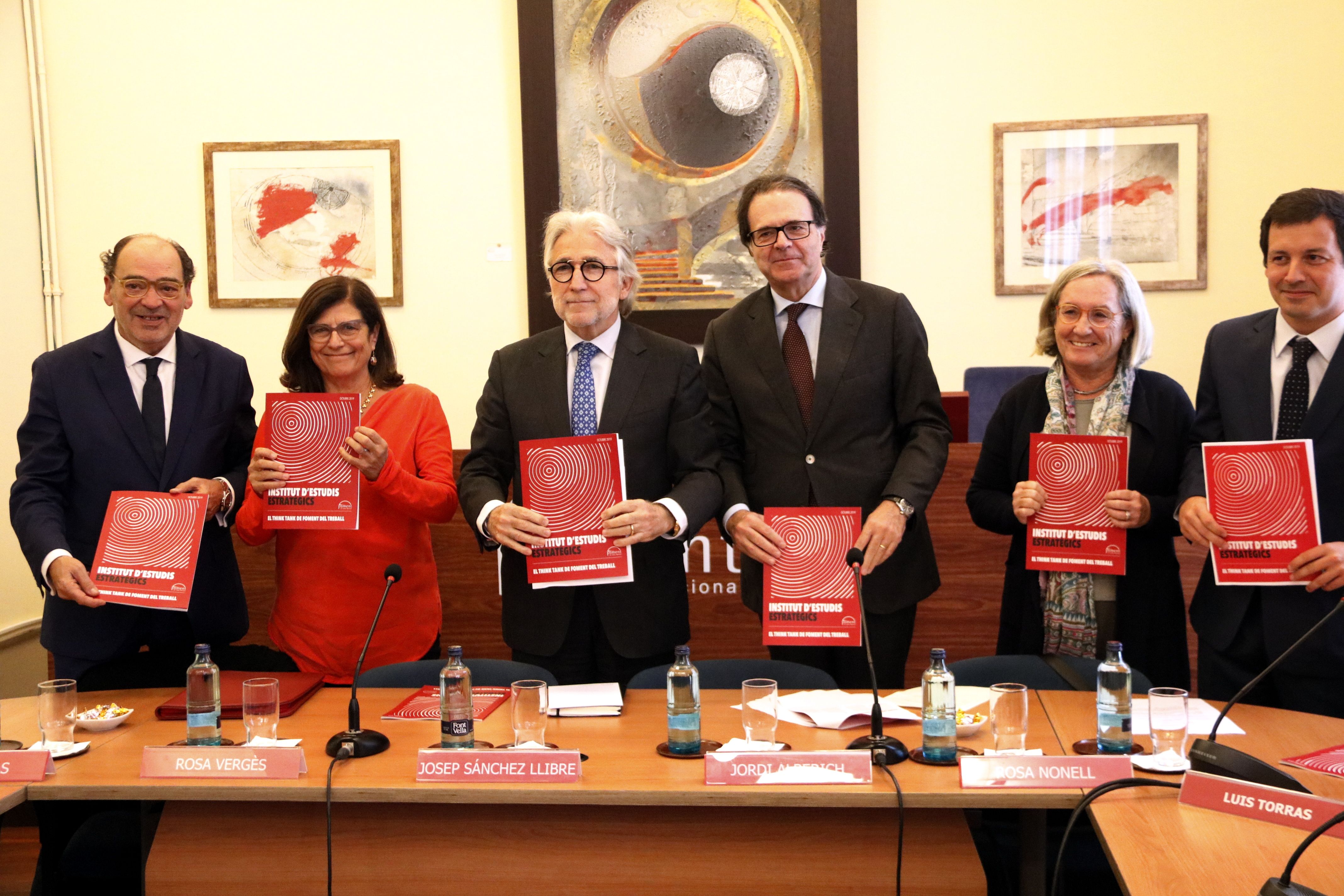 Miembros del 'think tank' de Fomento del Trabajo y el presidente de la patronal, Josep Sanónchez Libro, durante la presentació del primer informe | ACN