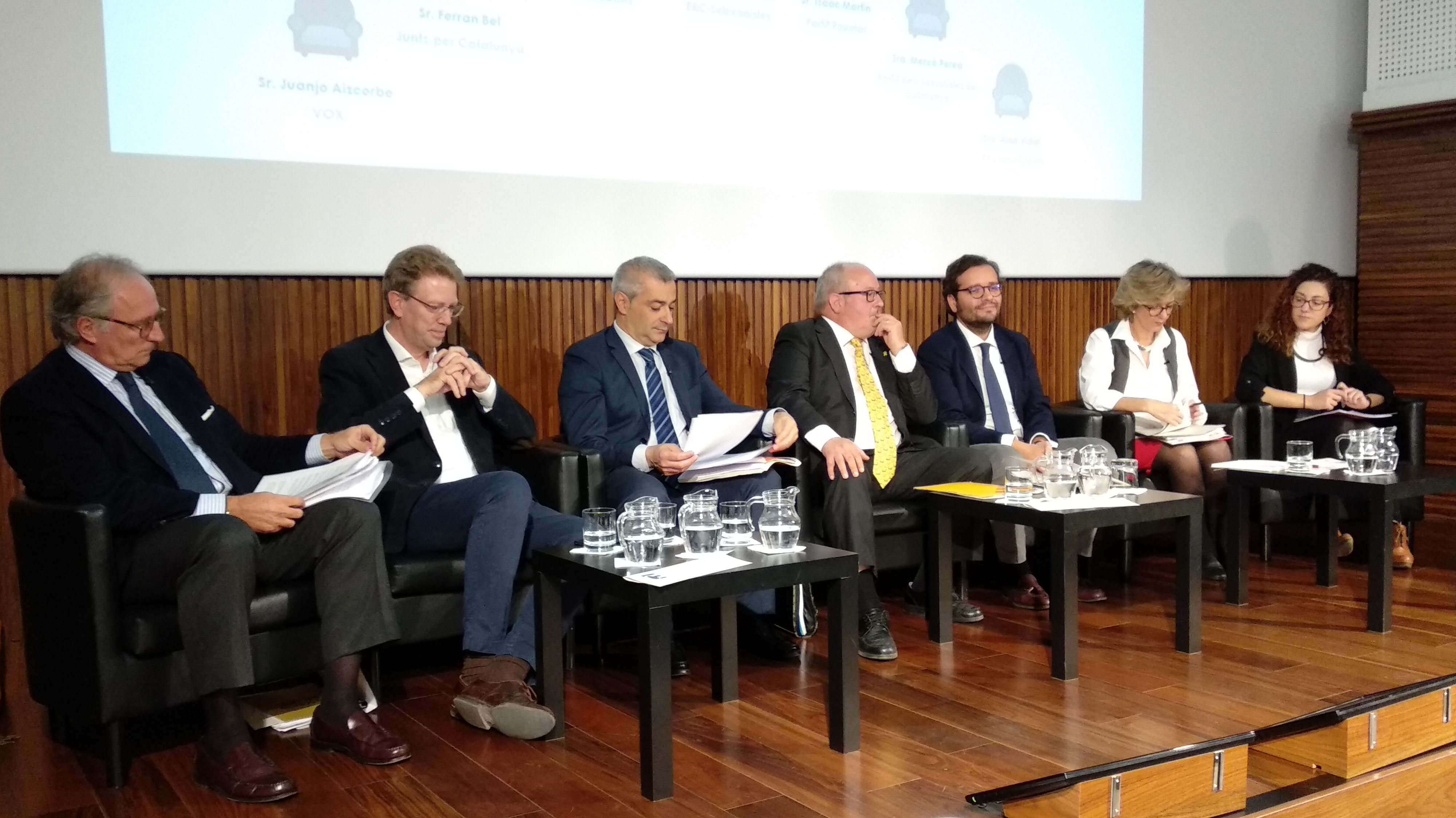 Els candidats de Vox, JxCat, Cs, ERC, PP, PSC i En Comú Podem, durant el debat sobre economia del Col·legi d'Economistes de Catalunya