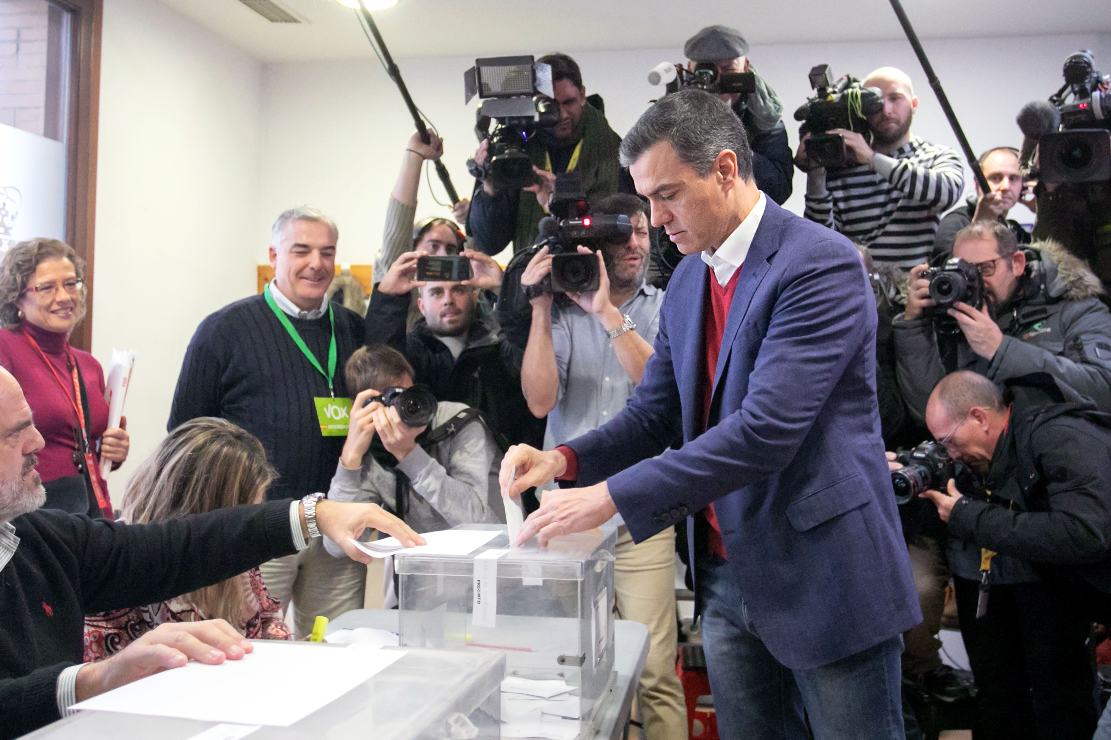 El president del Govern en funcions, Pedro Sánchez, vota durant les eleccions del 10 N | ACN