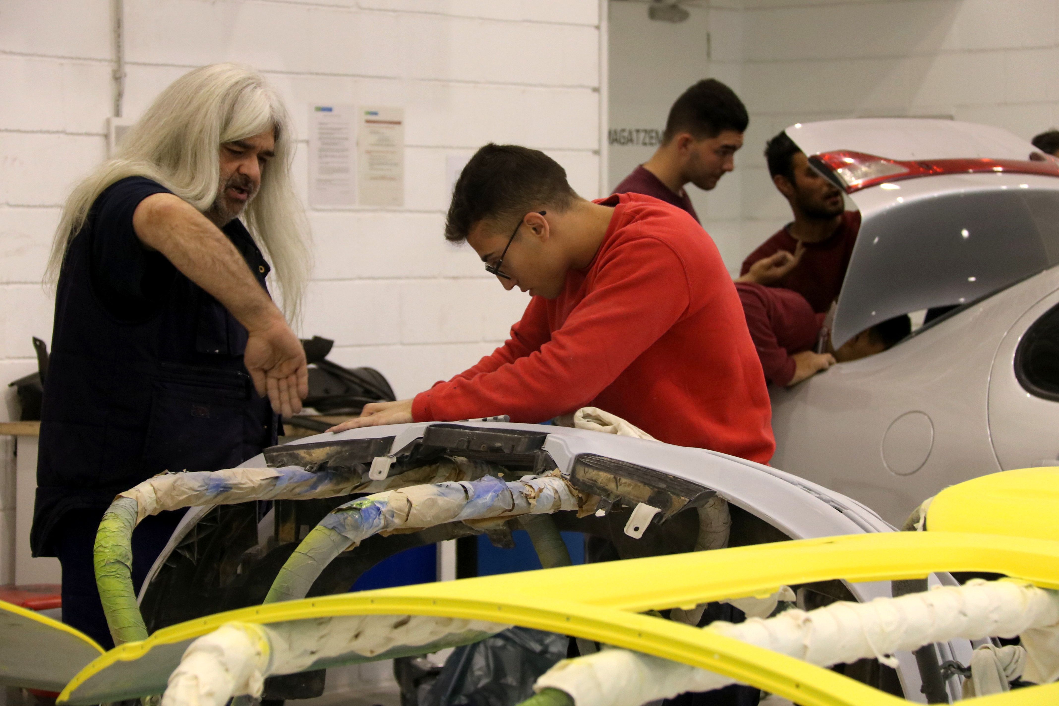 Un alumne del Centre de Formació Professional d'Automoció de Martorell treballant al taller | ACN