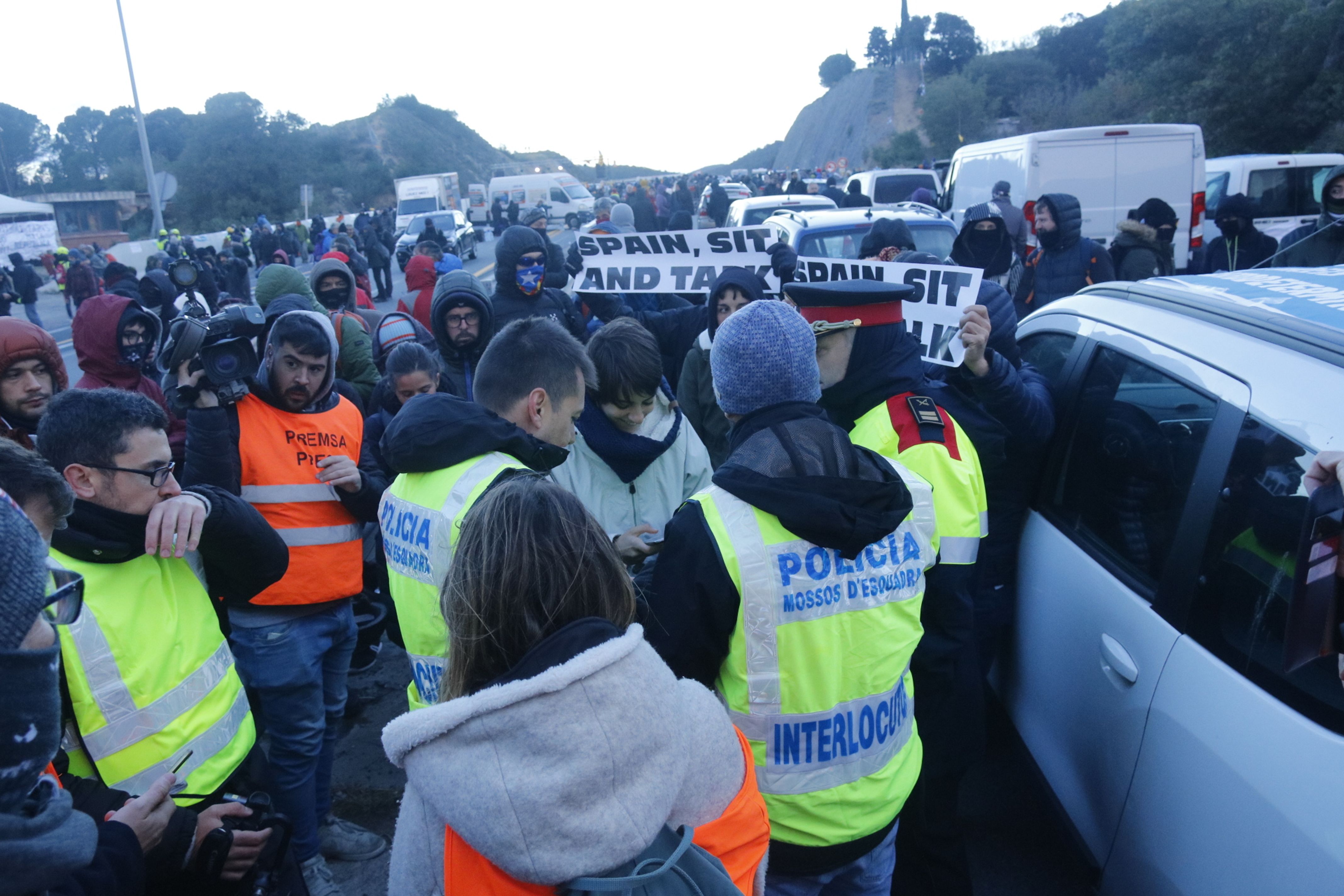 Manifestants dialogant amb els Mossos d'Esquadra a la Jonquera | ACN