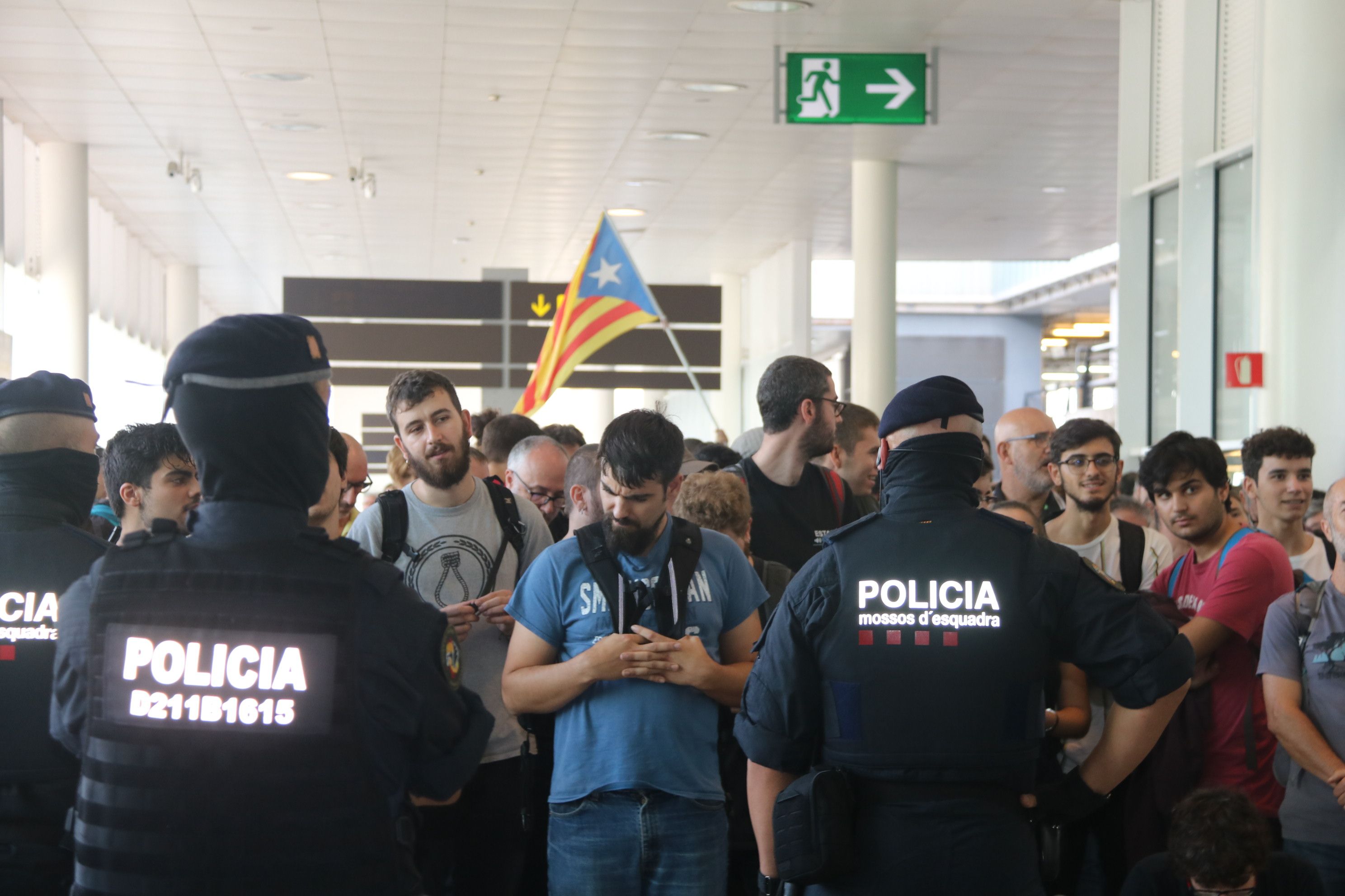 Alguns manifestants a protesten a l'Aeroport del Prat el 14 d'octubre | ACN