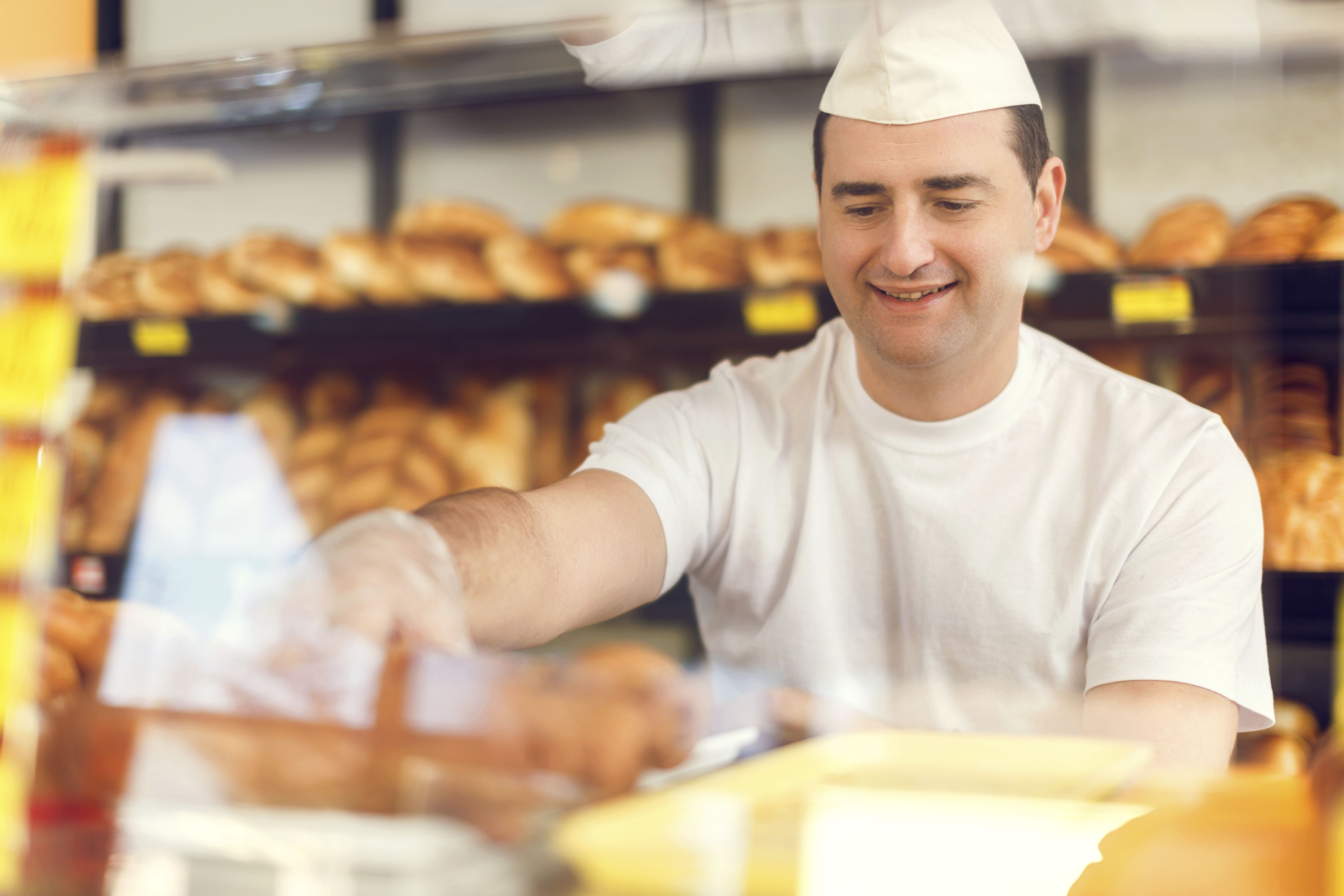 Un pastisser treballa en un forn de pa, en una imatge d'arxiu | iStock