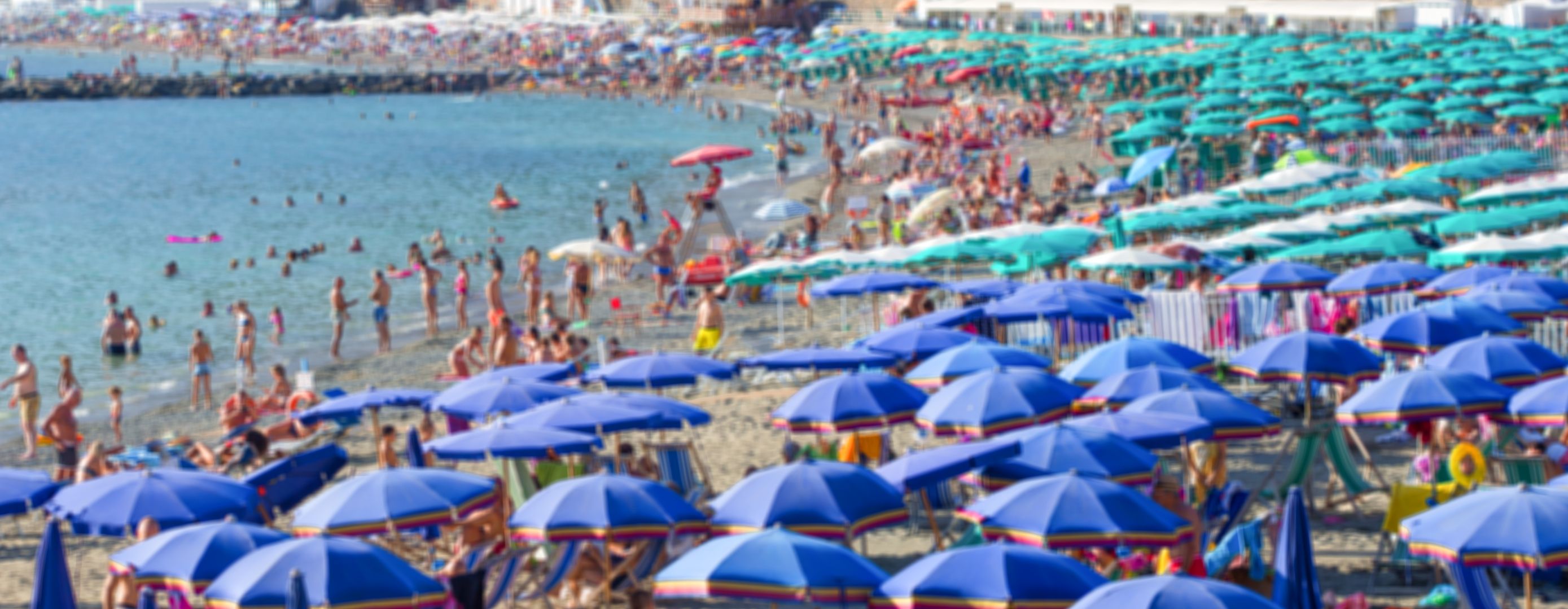 Una platja plena de turistes | iStock