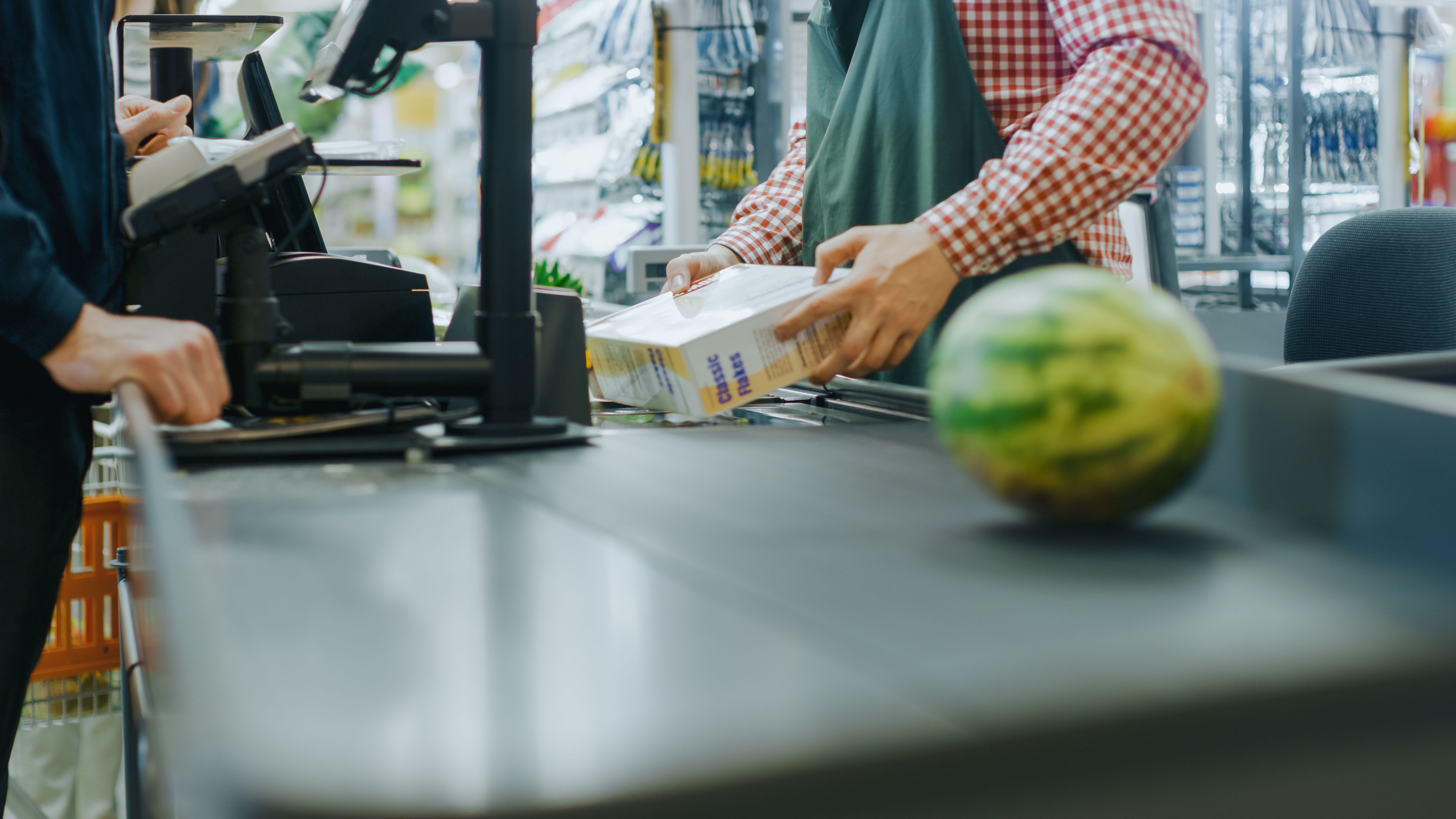 Compra d'alimentació en una gran superfície | iStock