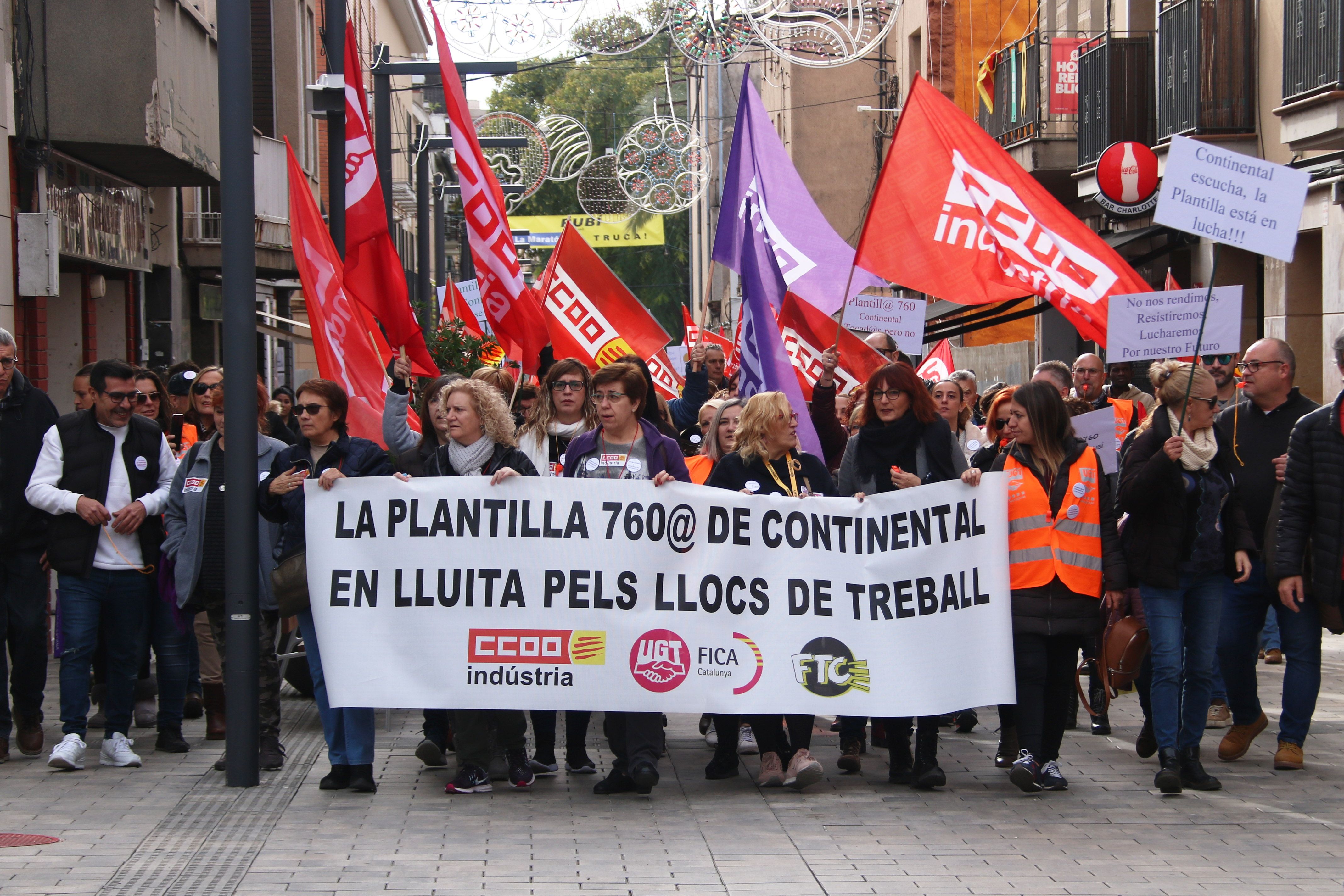 La capçalera de la manifestació de treballadors de Continental a la plaça de l'Ajuntament de Rubí | ACN