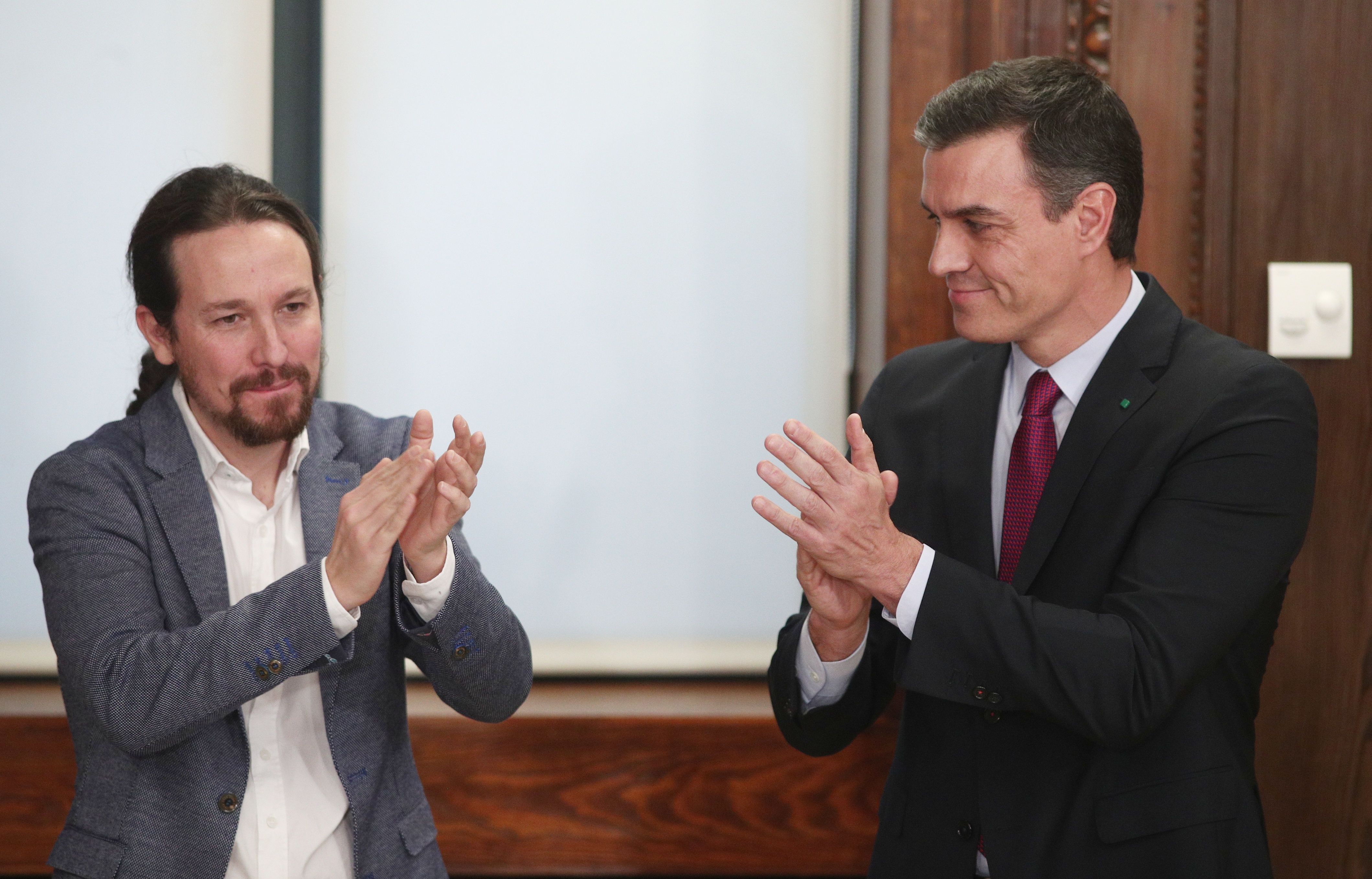 Pablo Iglesias i Pedro Sánchez escenifiquen l'acord d'investidura | Europa Press