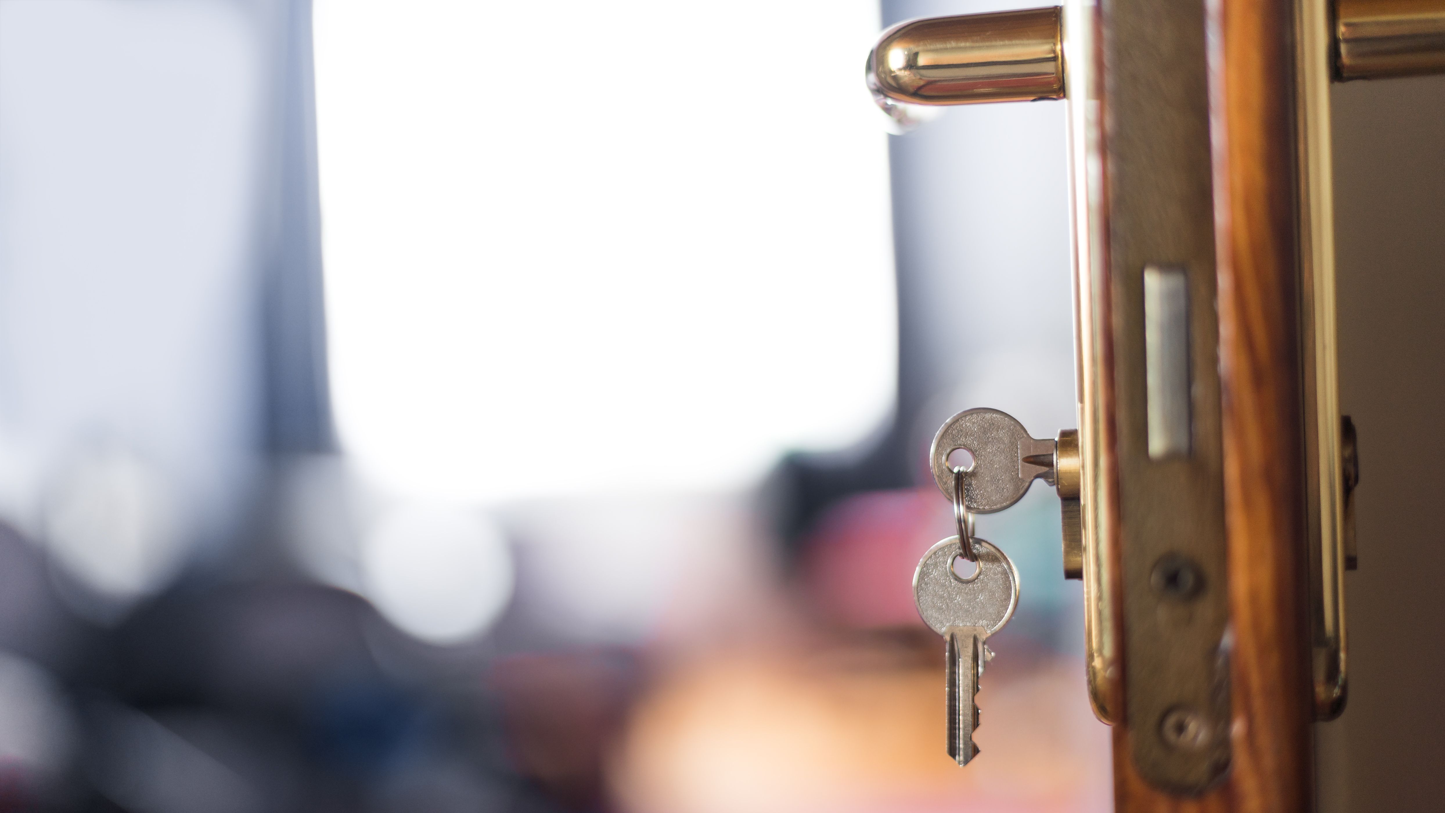 La puerta abierta de un apartamento turístic | iStock