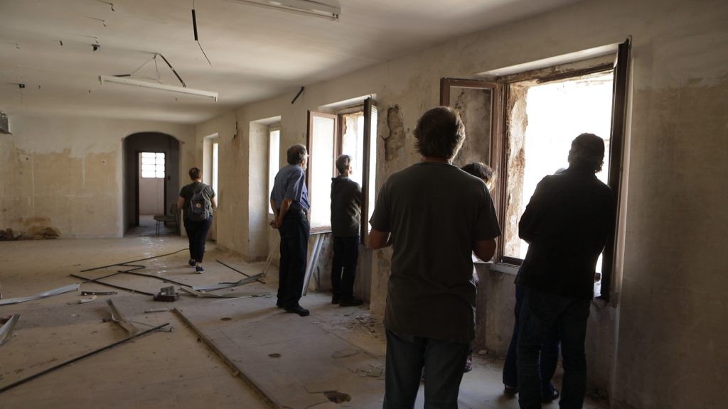 Visitantes en los edificios de la cooperativa La Titaranya