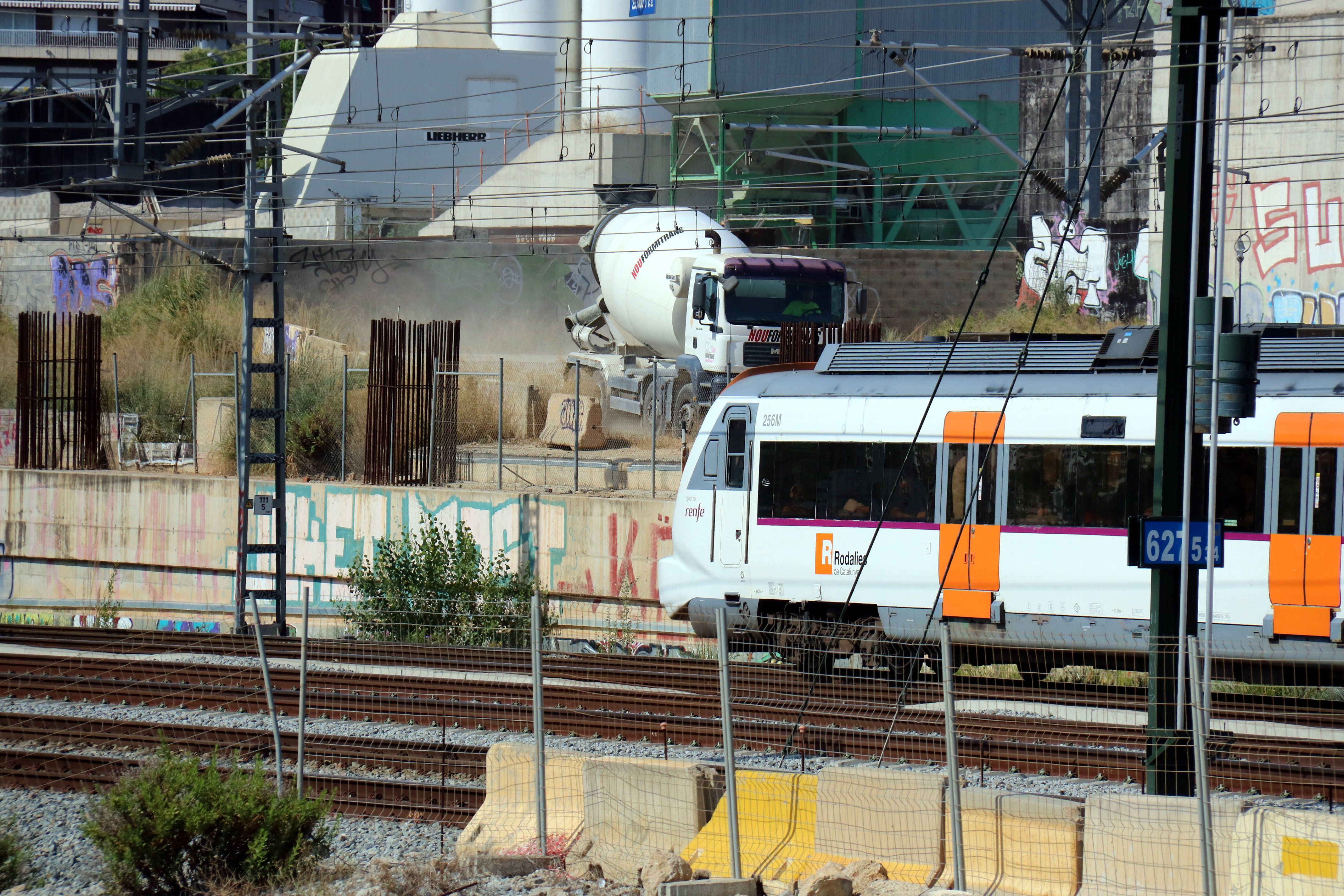 Un tren de cercanías circula en los alrededores del estació de La Sagrera | ACN