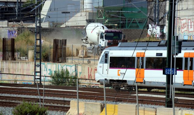 Un tren de cercanías circula en los alrededores del estació de La Sagrera | ACN