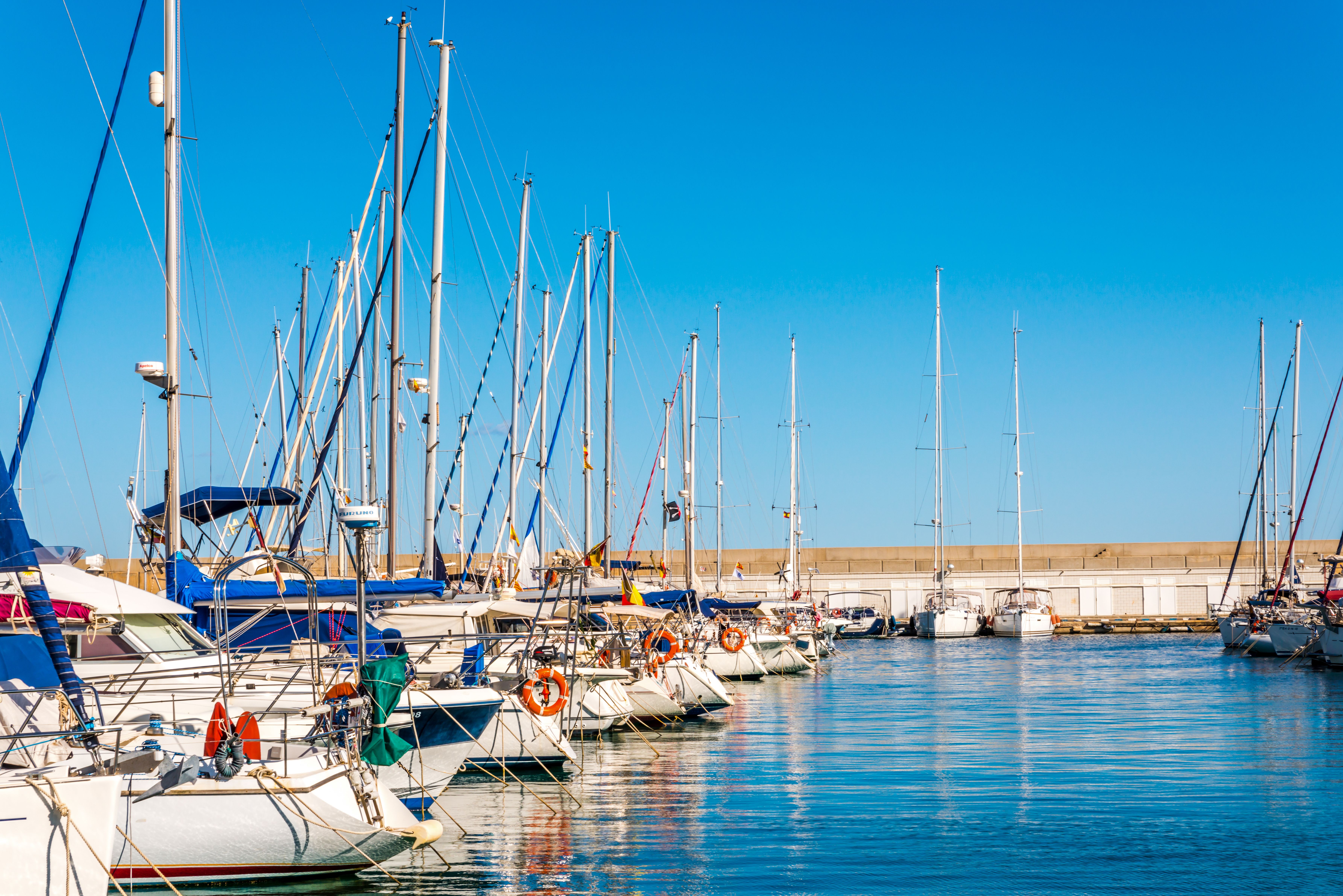 Imatge d'arxiu de barques en un port català | iStock