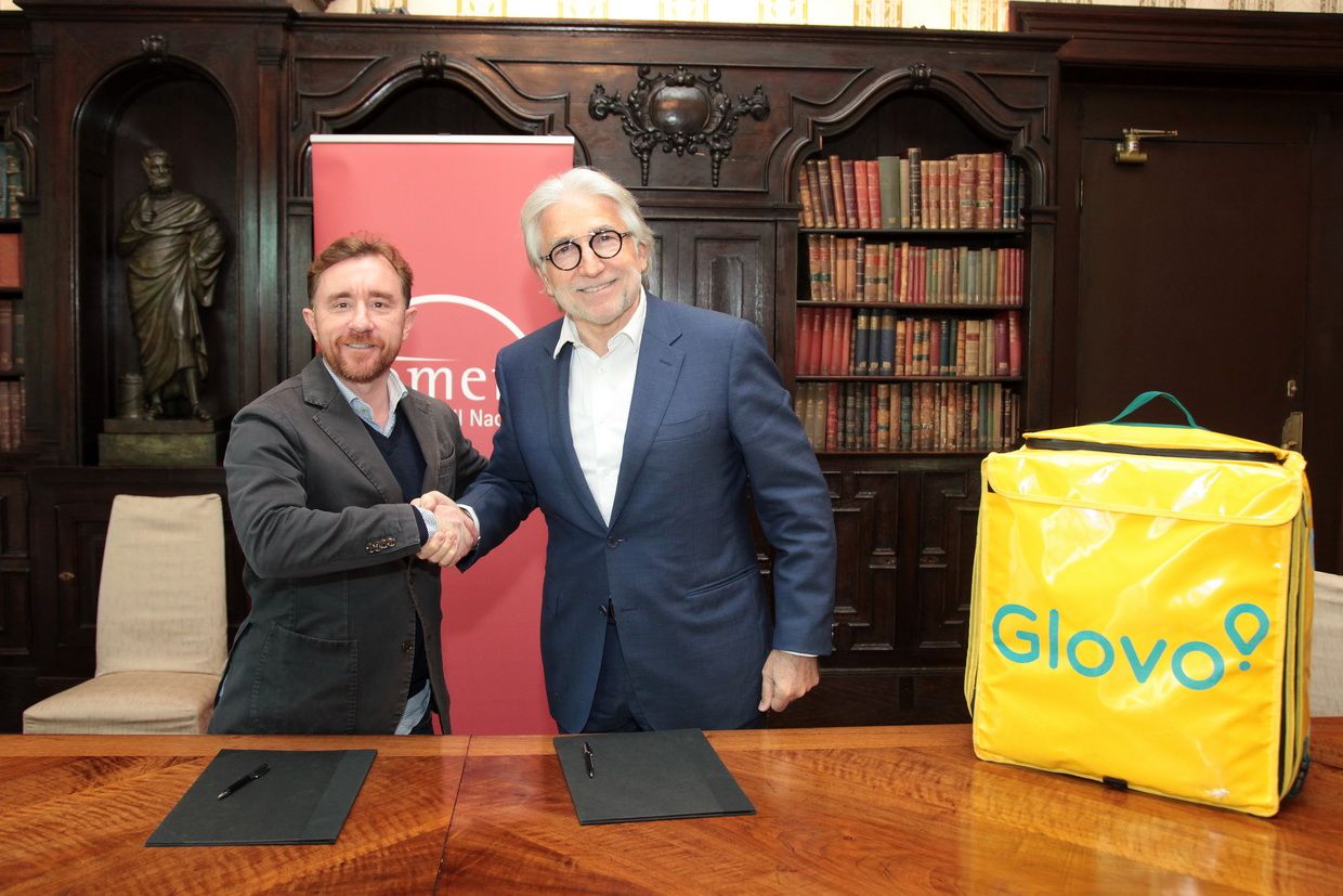 El cofundador de Glovo Sacha Michaud y el presidente de Fomento del Trabajo, Josep Sanónchez Libro firman el acuerdo | ACN