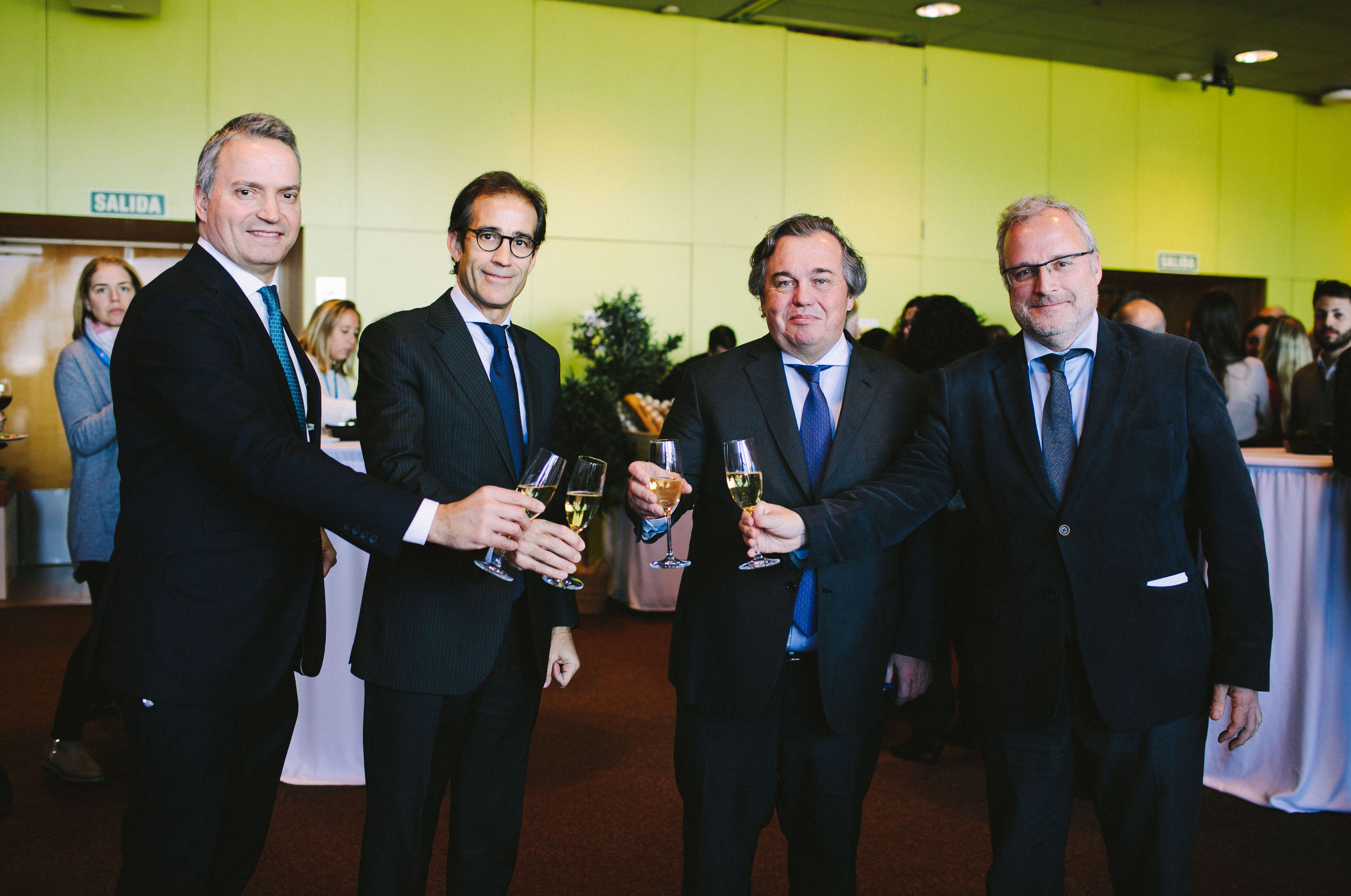 Pla mitjà del director general del CCIB, Marc Rodríguez; el president de Fira de Barcelona, Pau Relat; el president del grup GL events, Olivier Ginon; i el director general de Fira de Barcelona, Constantí Serrallonga