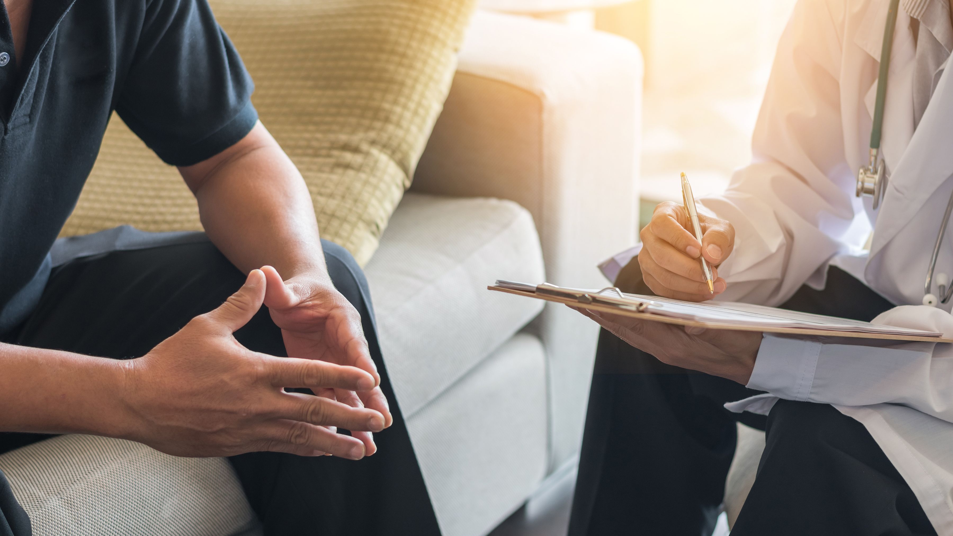 Un hombre en una consulta mèdica | iStock