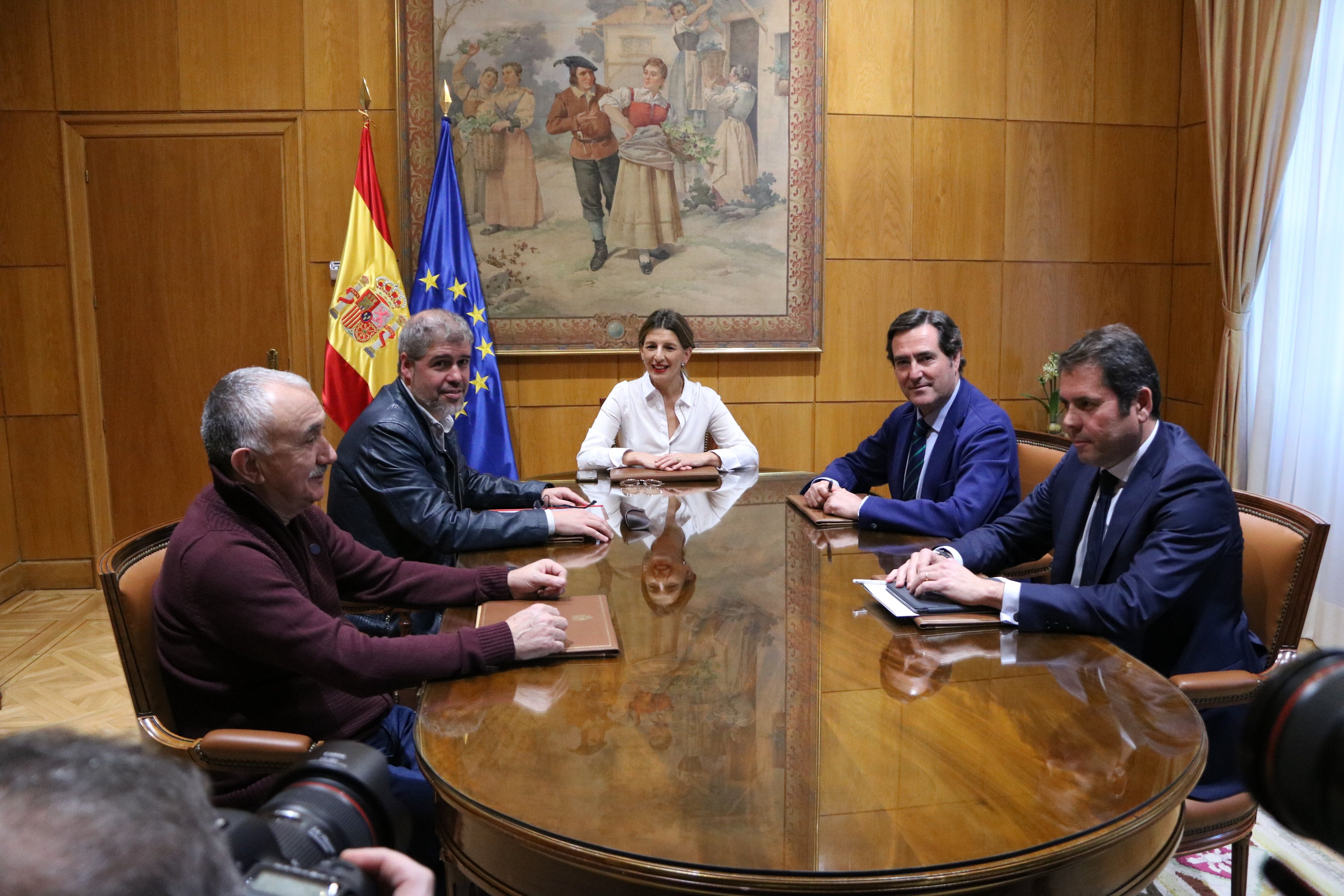 La reunió entre el Govern espanyol, sindicats i patronals per la pujada del salari mínim | ACN