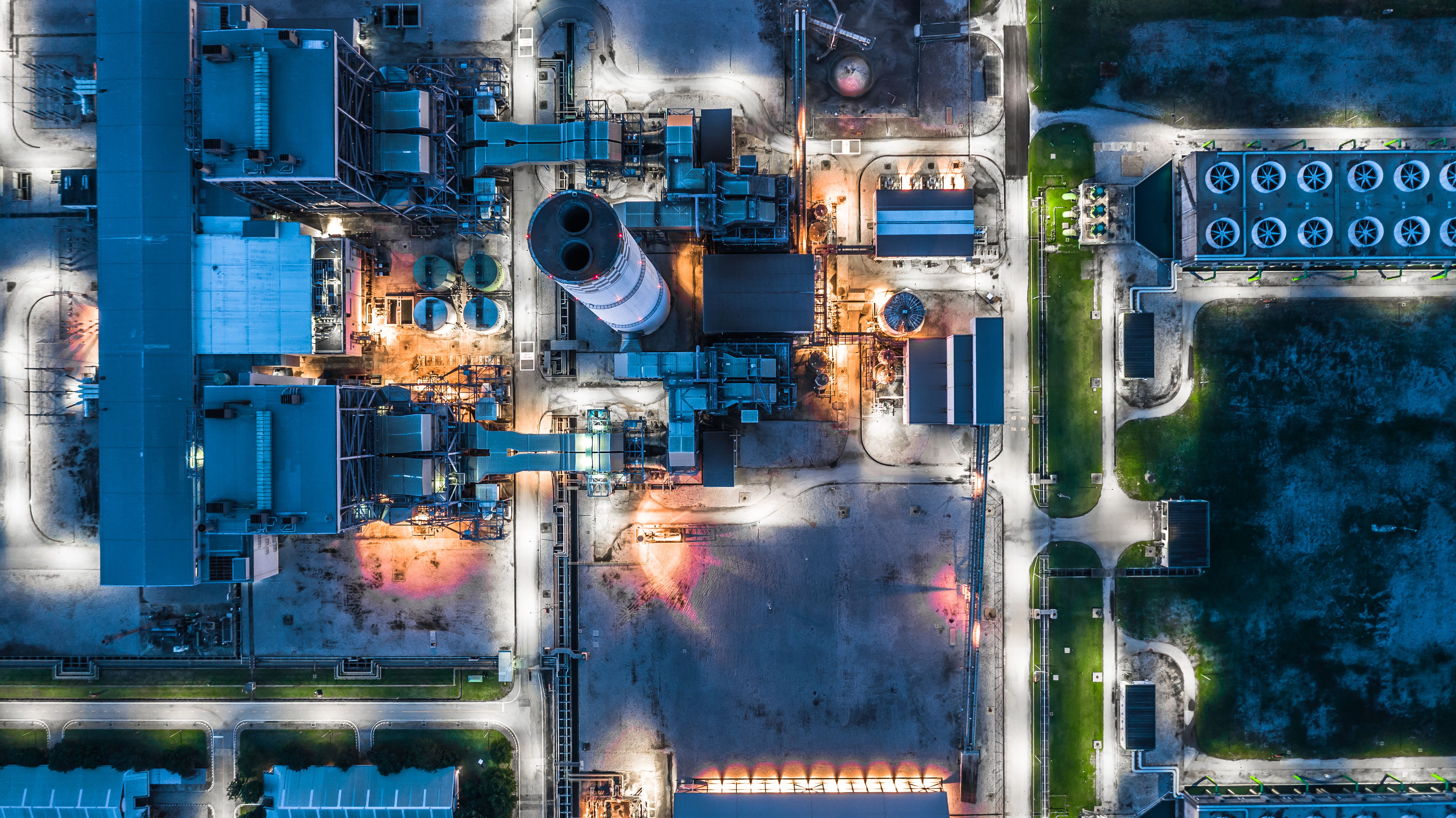 Vista aèria d'una planta elèctrica, l'activitat de la qual grava el nou impost del Govern | iStock