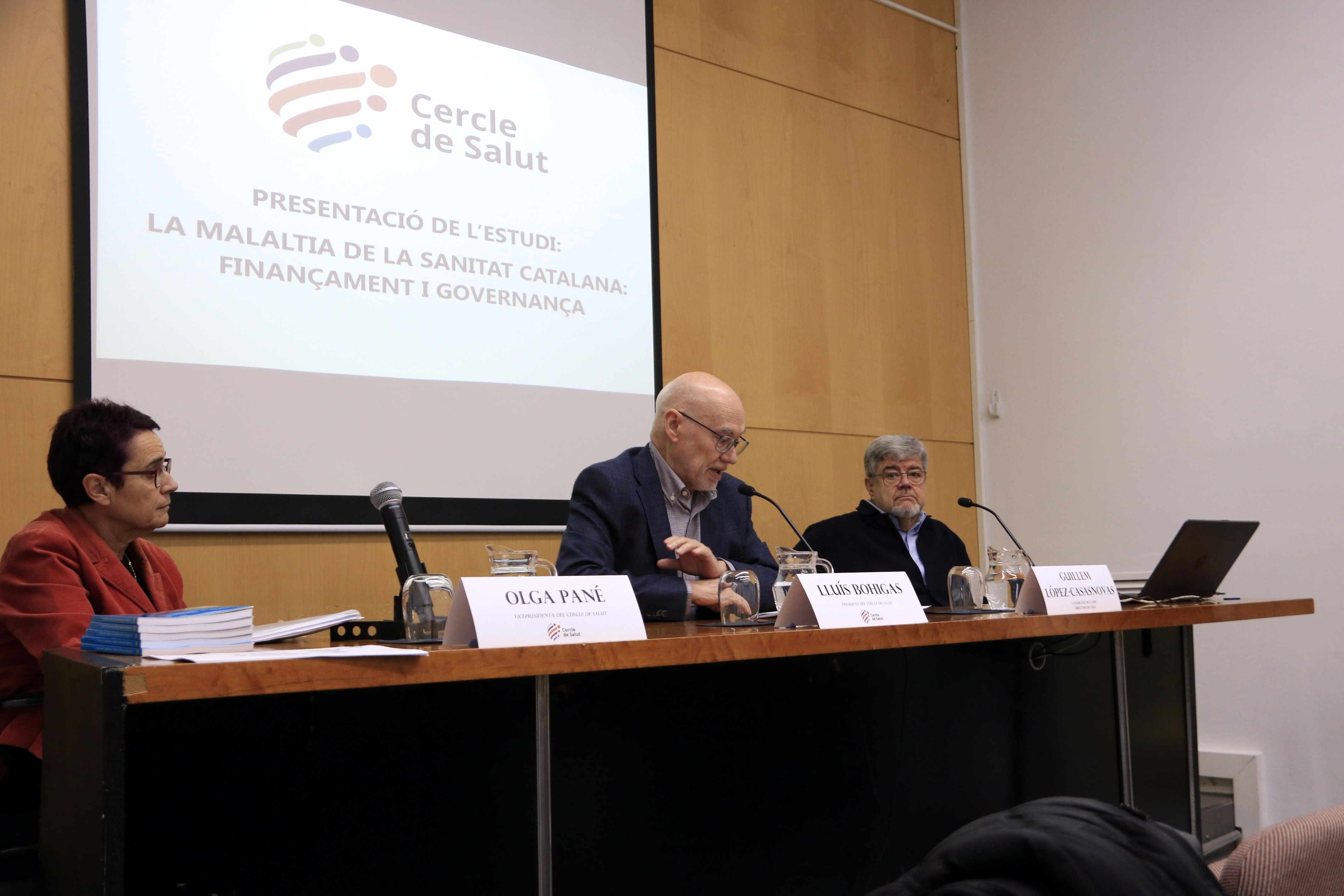 La vicepresidenta del Cercle de Salut, Olga Pané; el president, Lluís Bohigas, i l'economista Guillem López Casasnovas, en la presentació de l'estudi 