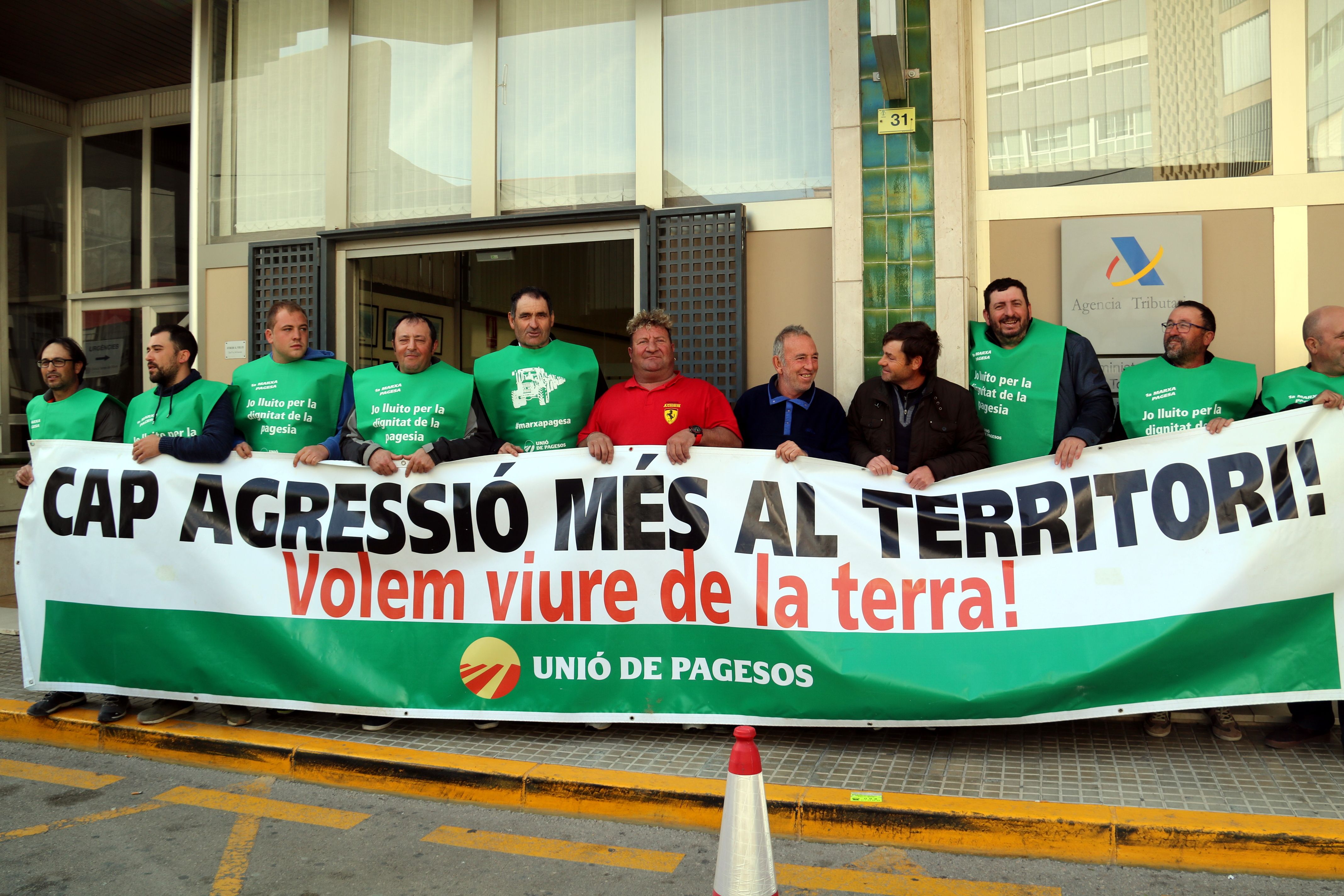 Pagesos manifestant-se a la delegació d'Hisenda a Tortosa. | ACN