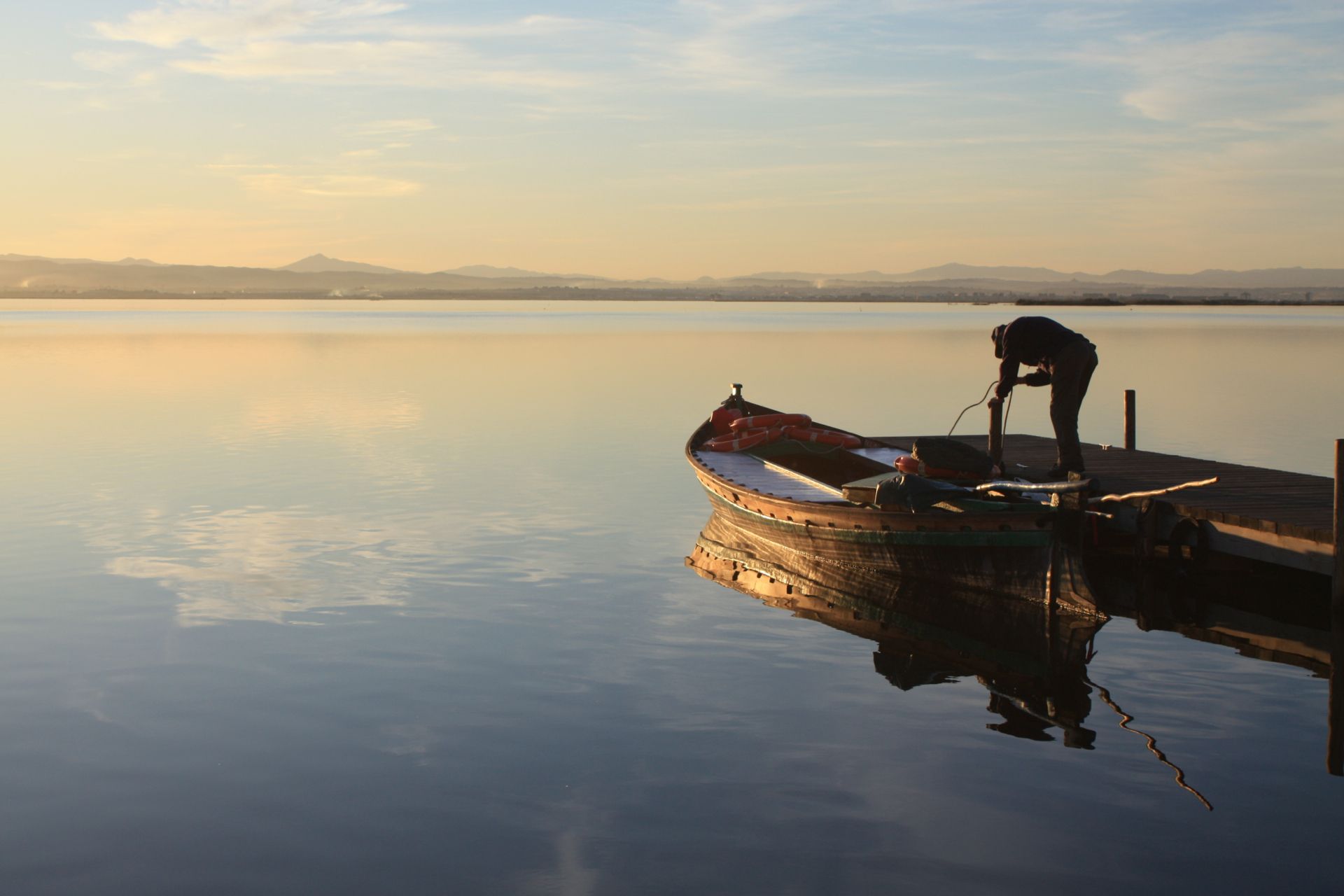 Un pescador a l'Albufera de València | iStock