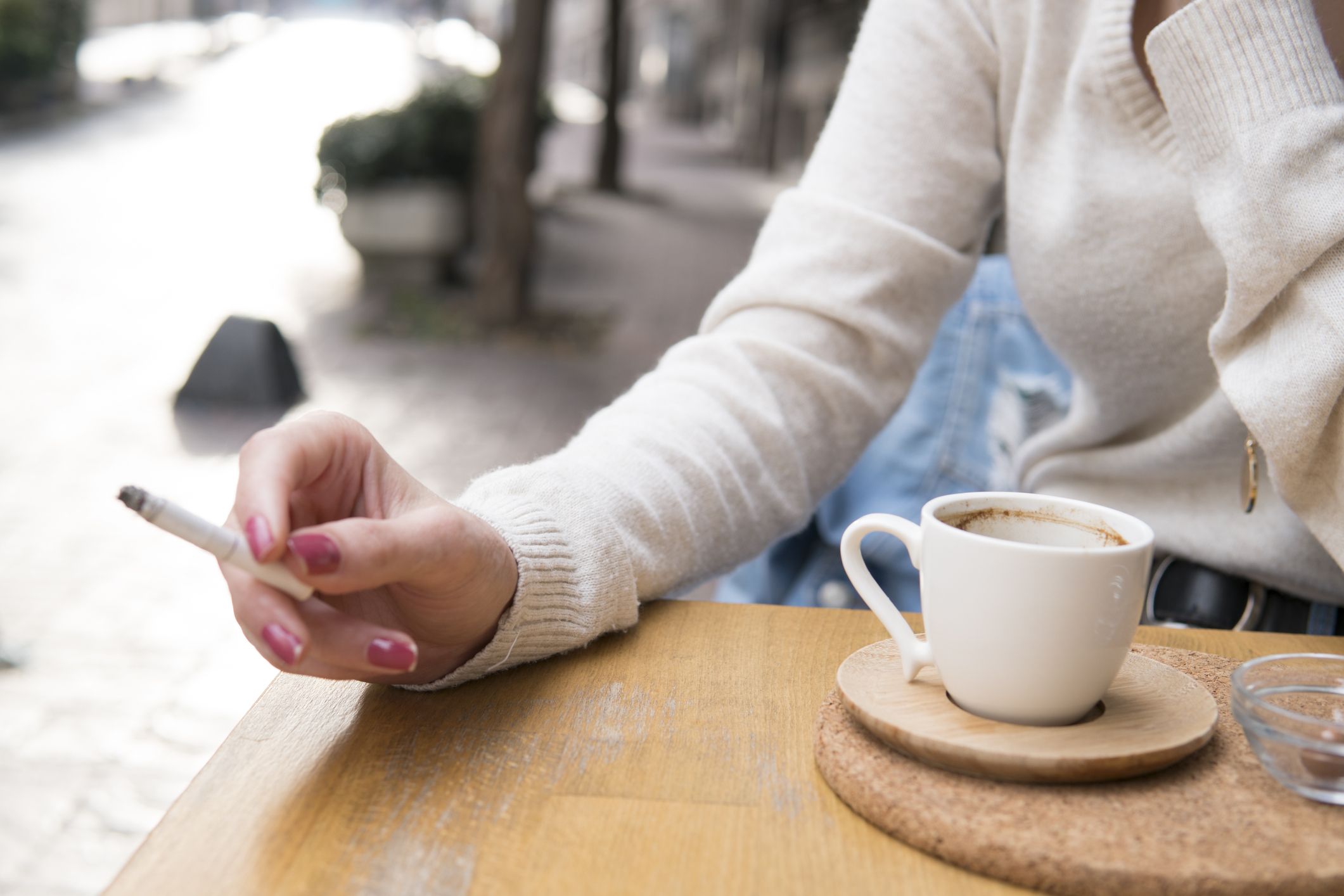 Les pauses per prendre cafè i fumar poden excloure's de la jornada laboral | iStock