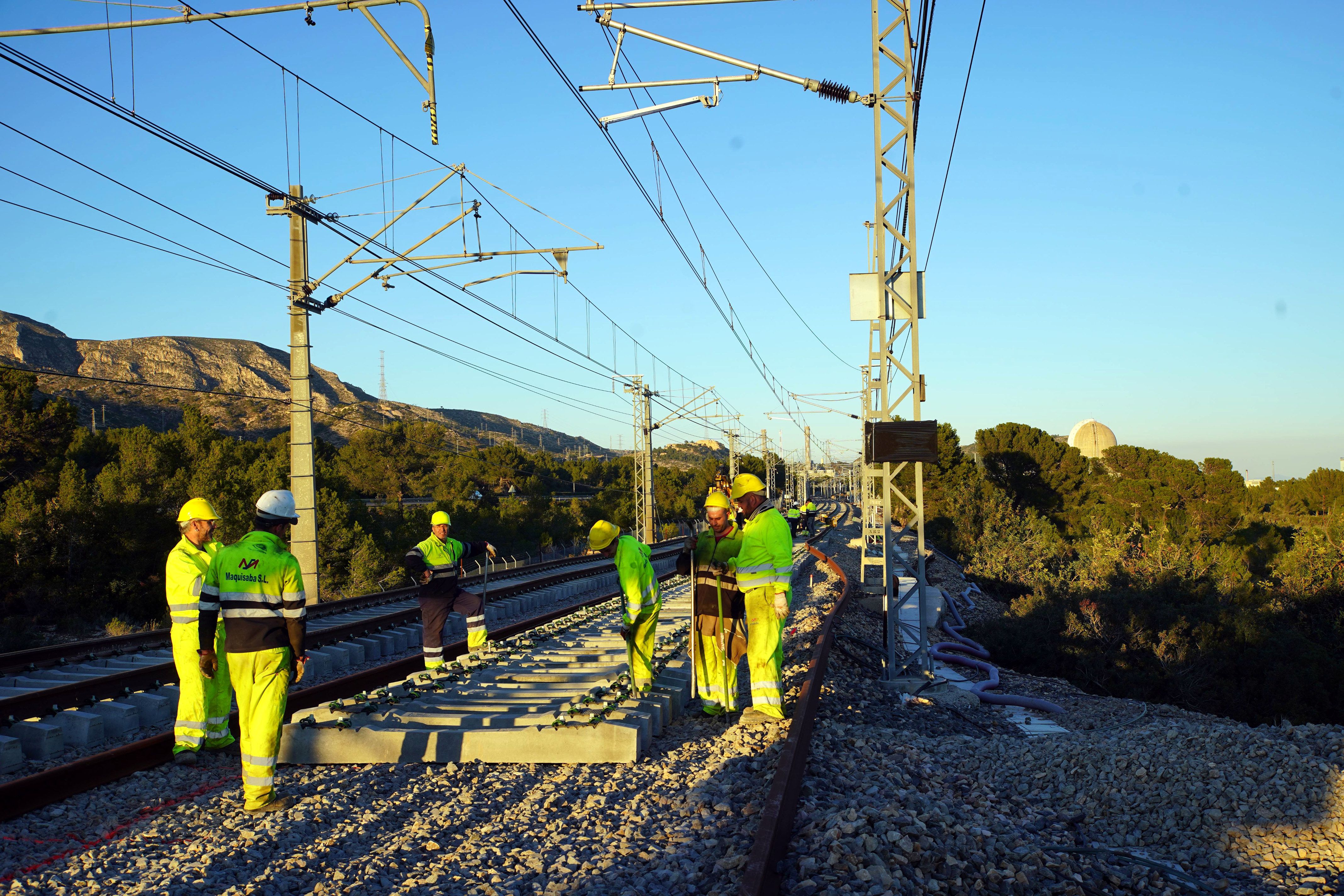 Operaris d'Adif treballen en la construcció de la variant de Vandellós | ACN