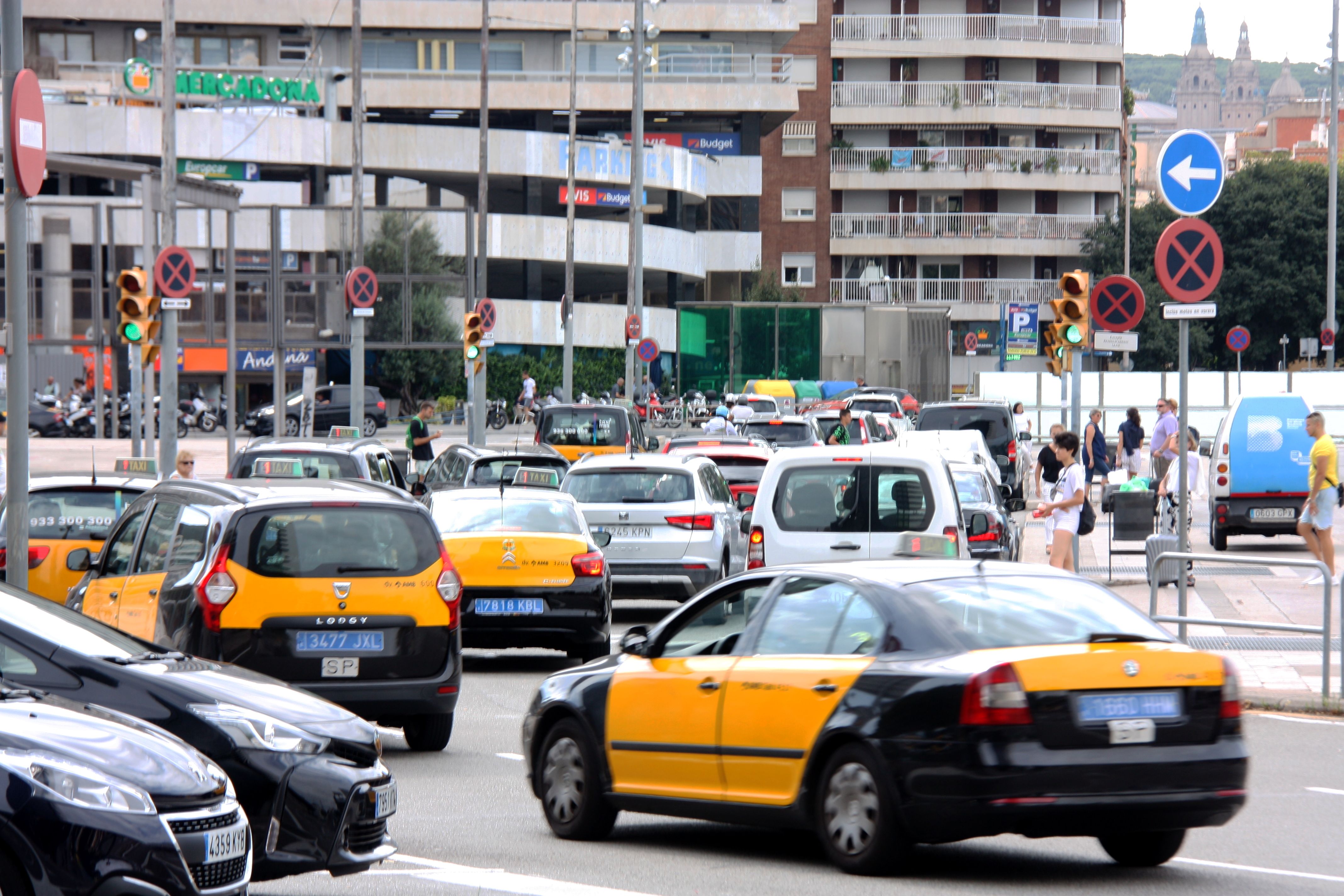 Diversos taxis, un dels sectors amb pèrdues econòmiques per la cancel·lació del MWC, a l'Estació de Sants, en una imatge d'arxiu | ACN