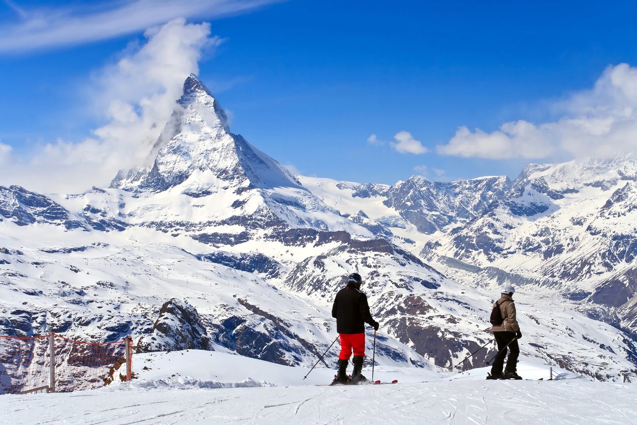 Esquiadores en el Matterhorn, a Suiza | iStock