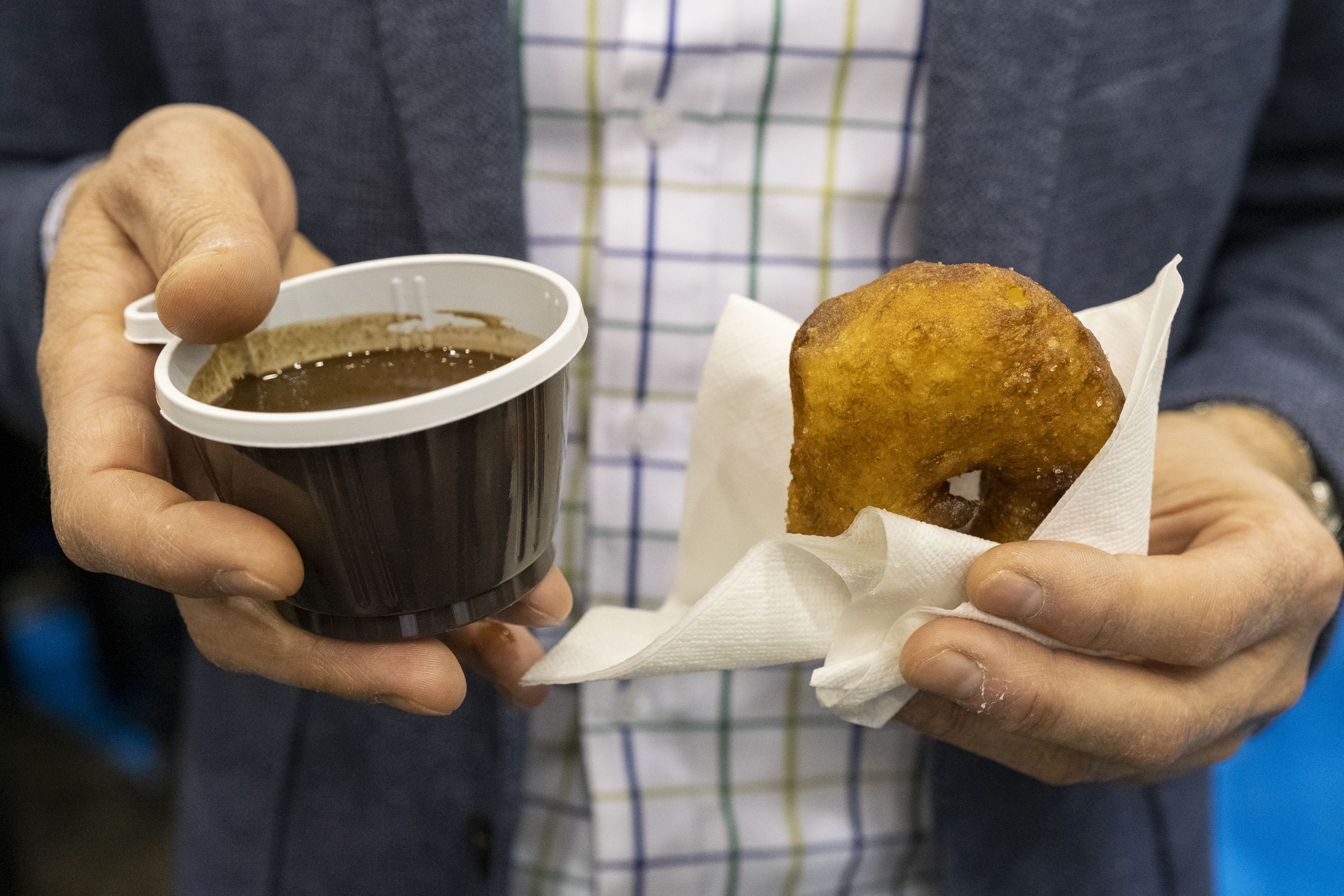 Buñuelos con chocolate en la feria Forinvest | Feria Valencia