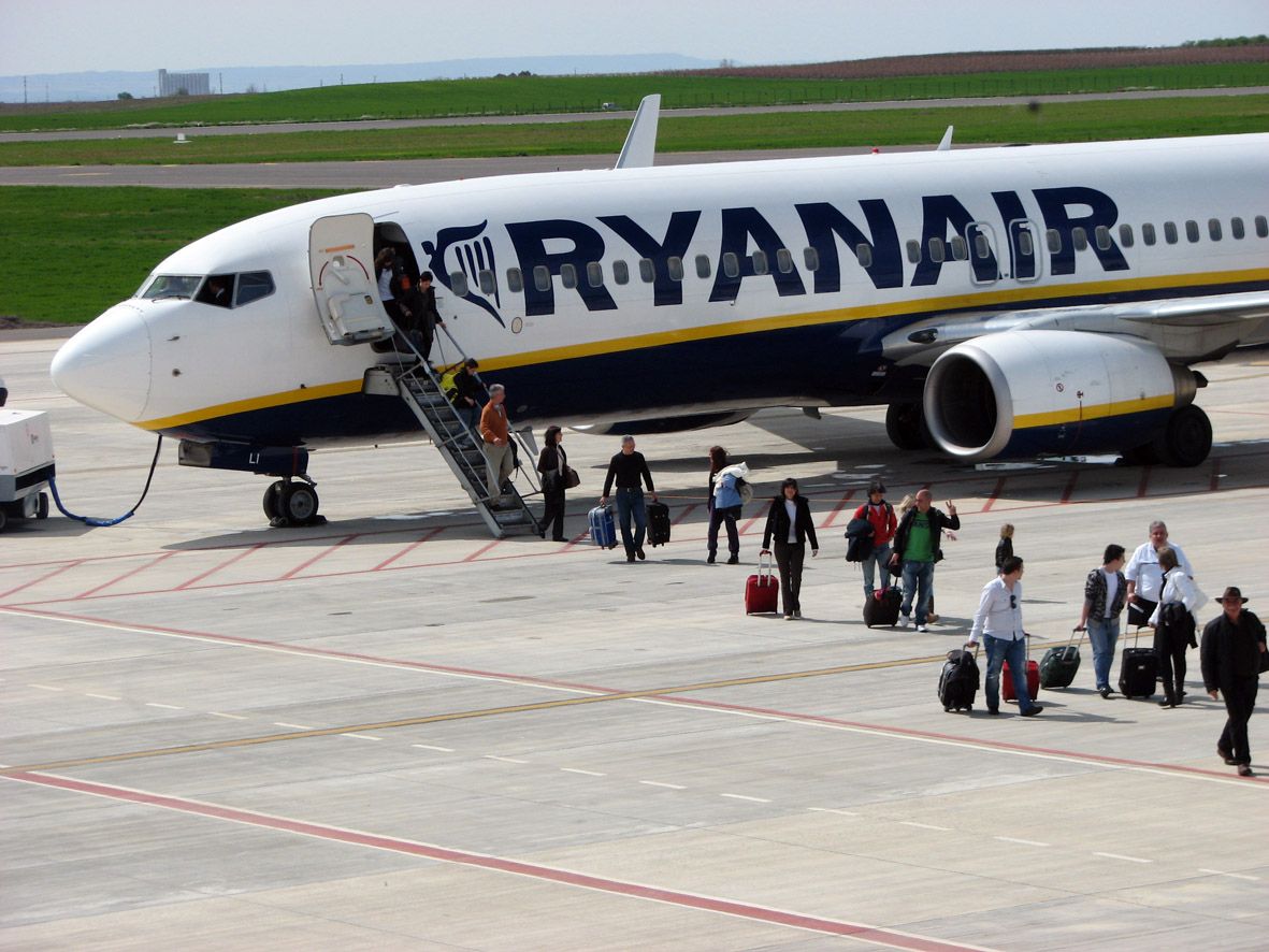 Un avió de Ryanair en referència a les pèrdues milionàries de les aerolínies pel coronavirus | ACN