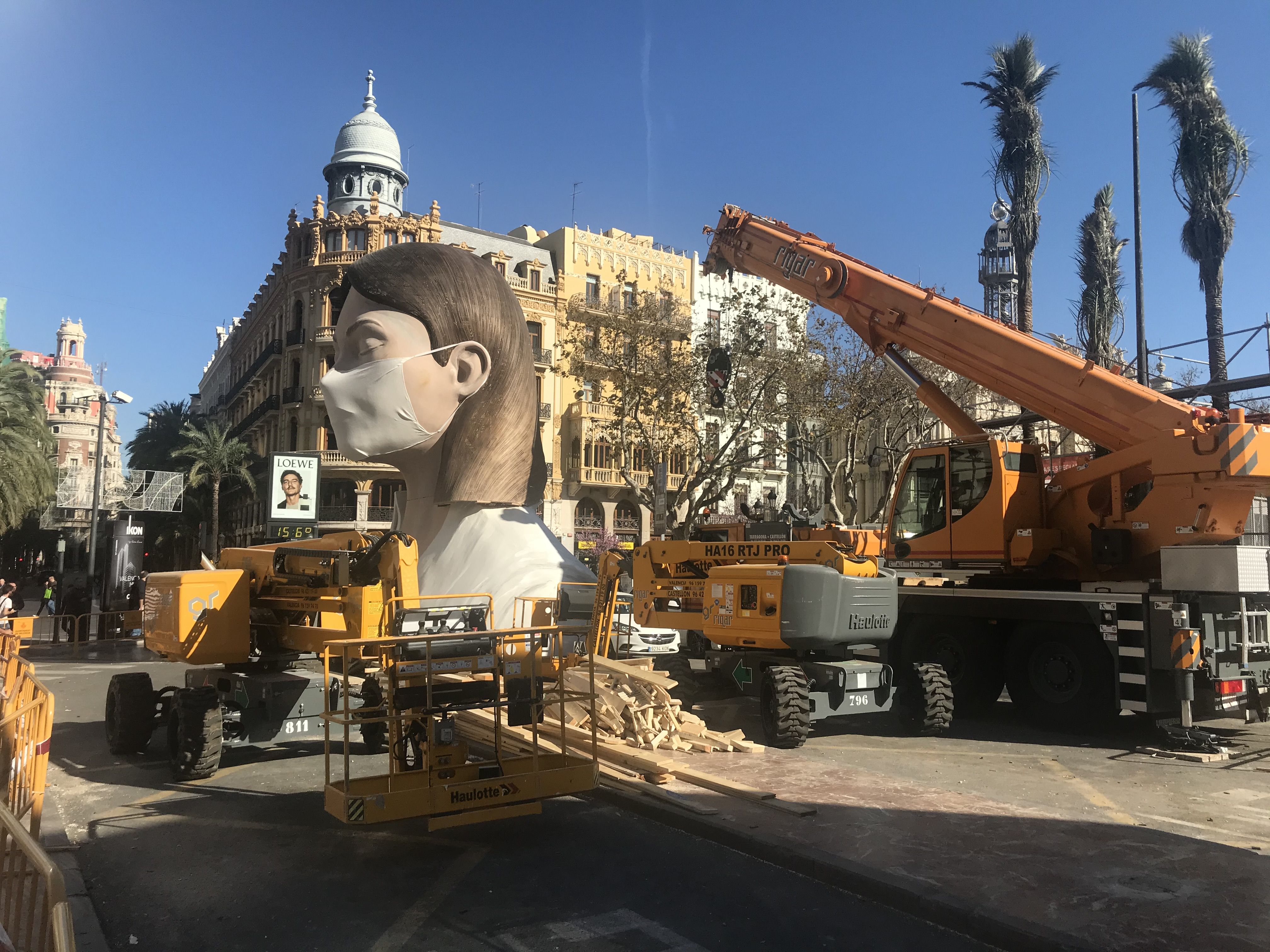 La plaça de l'Ajuntament de València, amb la falla en ple muntatge | NNG