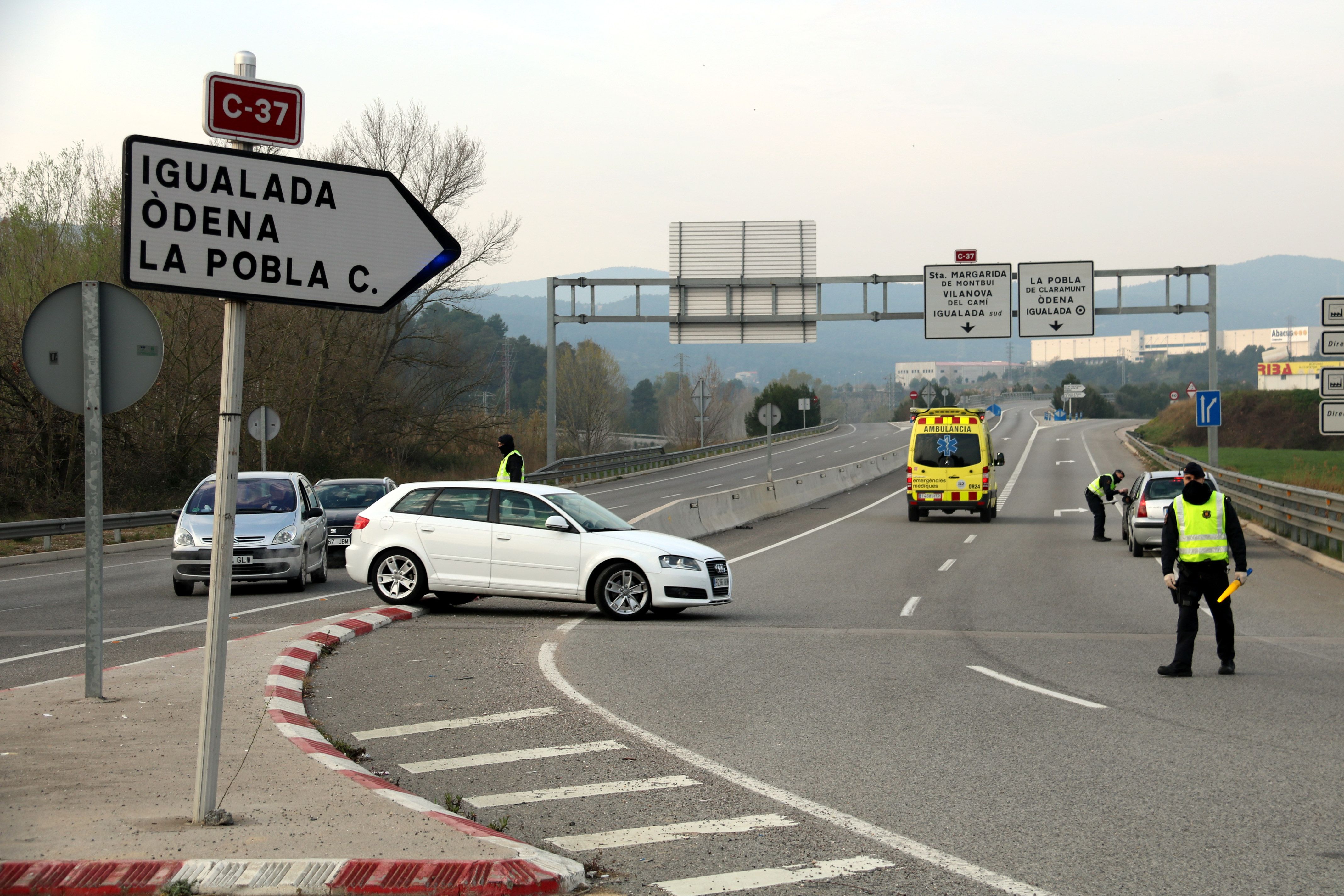 La entrada de Igualada, la primera ciudad confinada a Cataluña, vigilada por los Mossos d'Esquadra | ACN