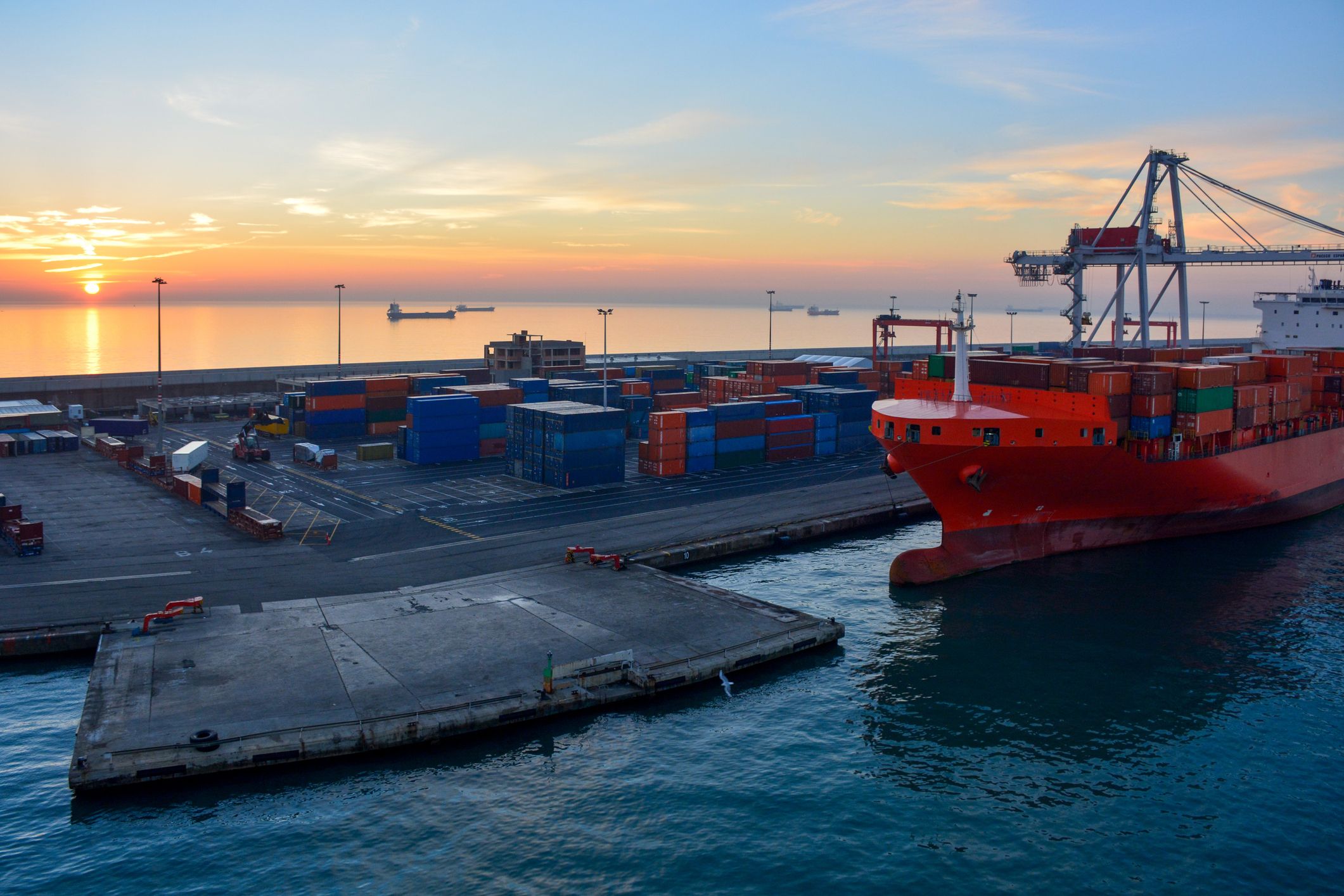 Un vaixell carregat de mercaderies al port de Barcelona | iStock