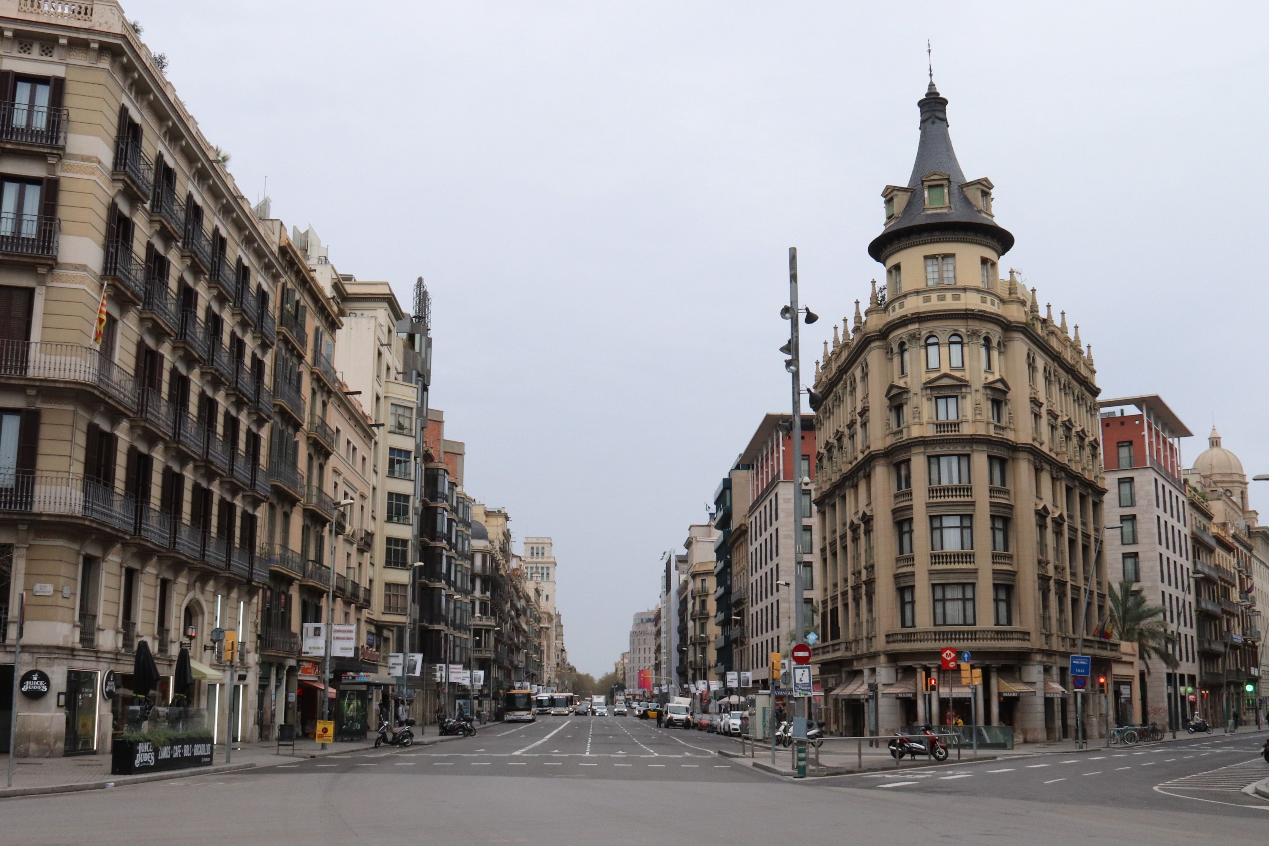 La ronda Universidad y de la calle Pelai medio vacíos en plena oleada de cornavirus a Barcelona. | ACN