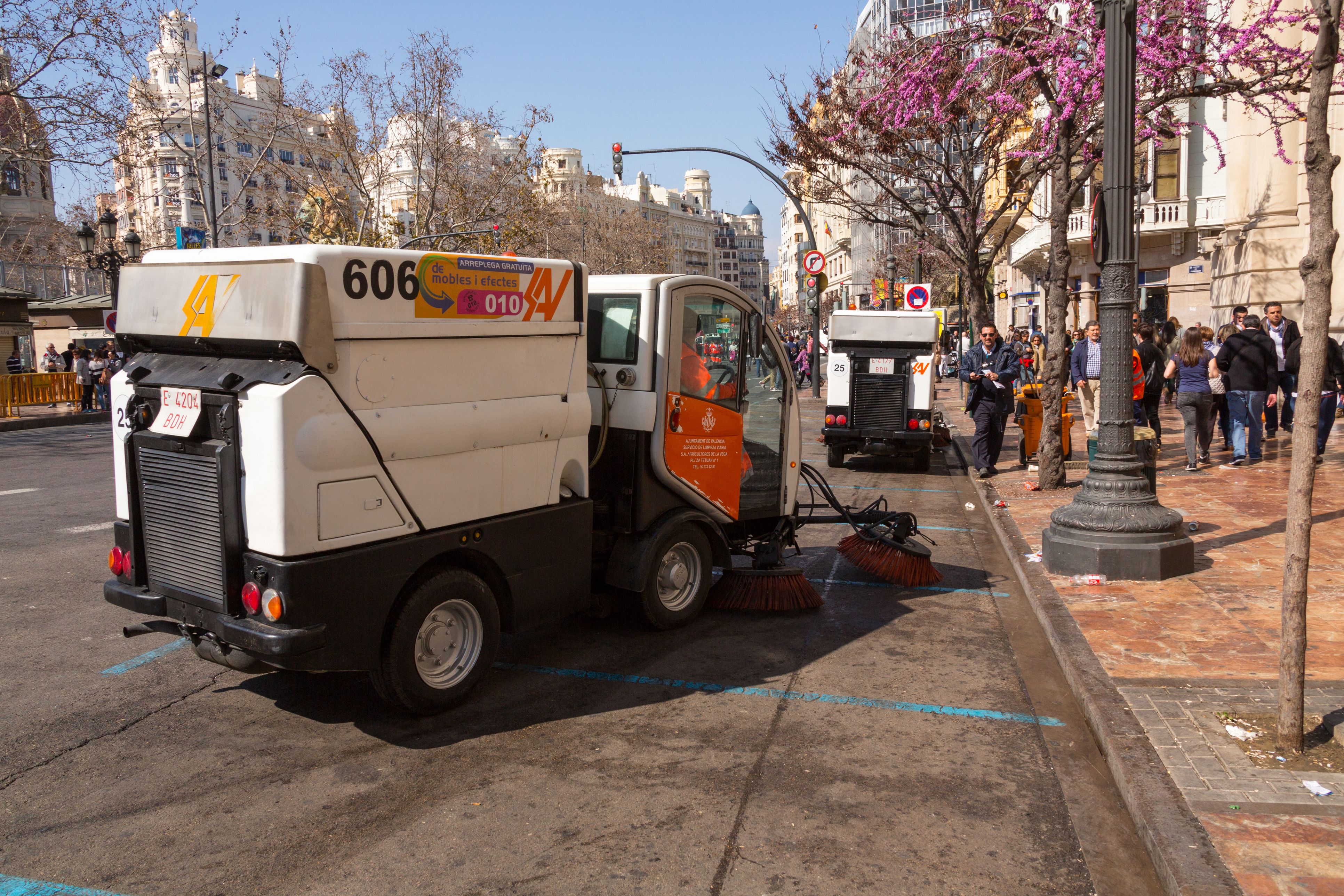 Uno de los camiones que limpia las calles de Valencia durante las Fallas, en archivo | iStock