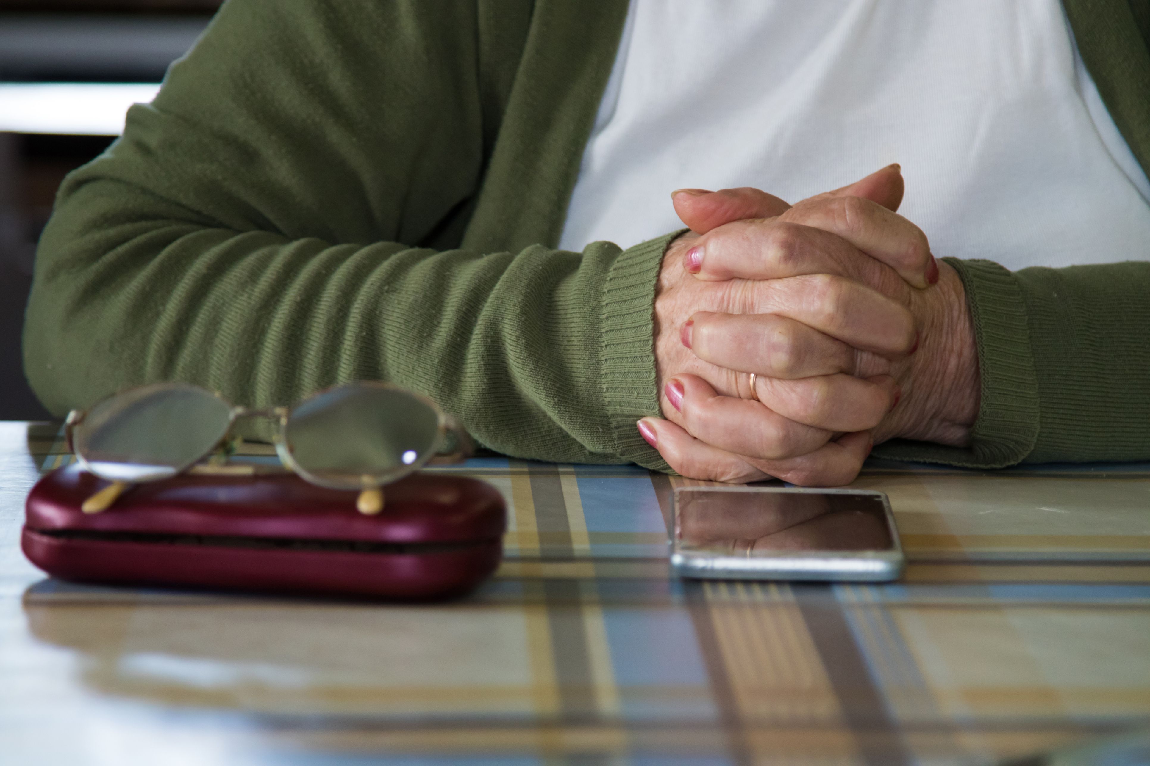 La gente mayor está todavía lejos de la inmersión en internet | iStock