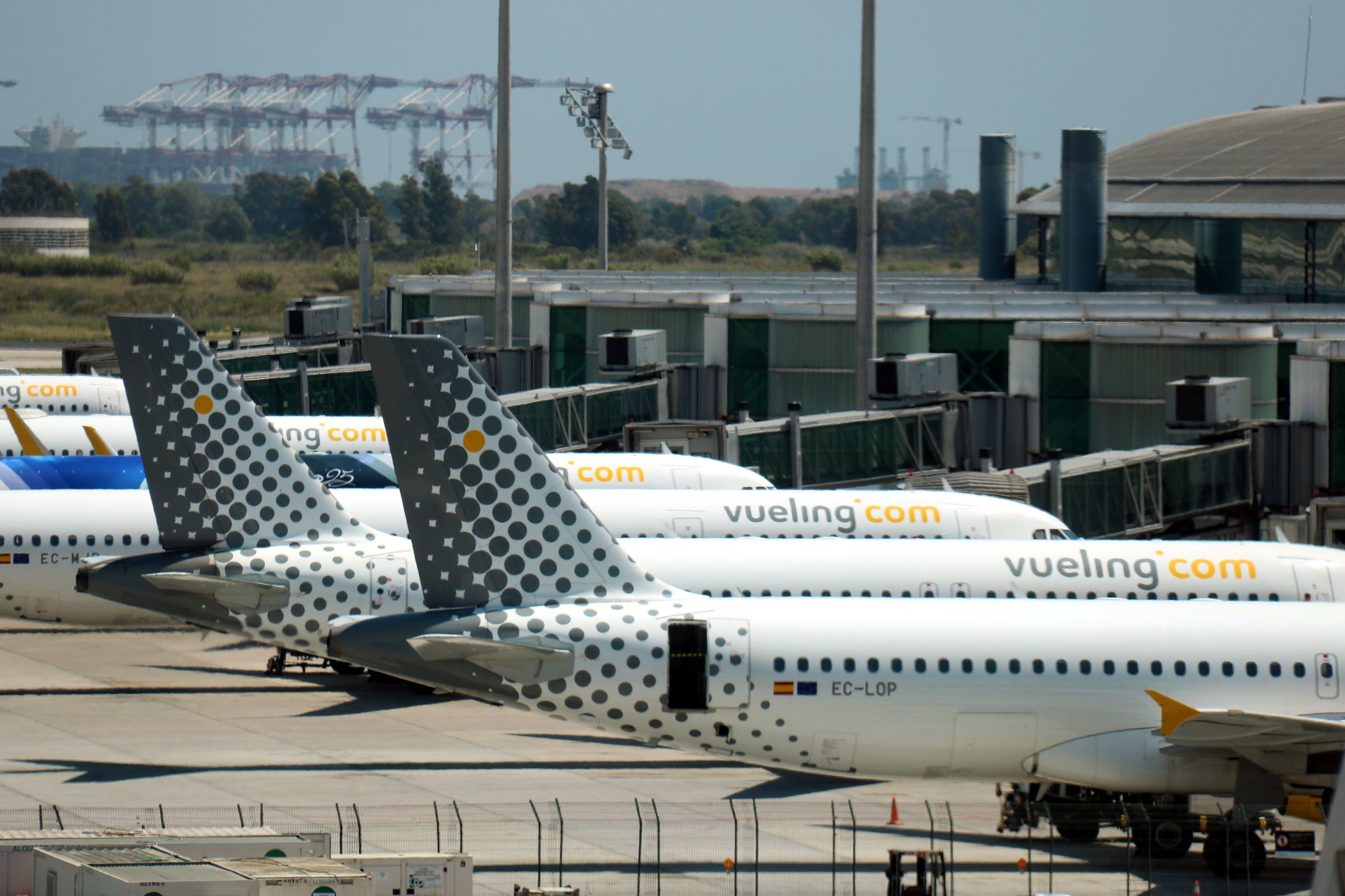 Varios aviones de Vueling estacionados a la terminal 1 del Aeropuerto de | ^*ACN