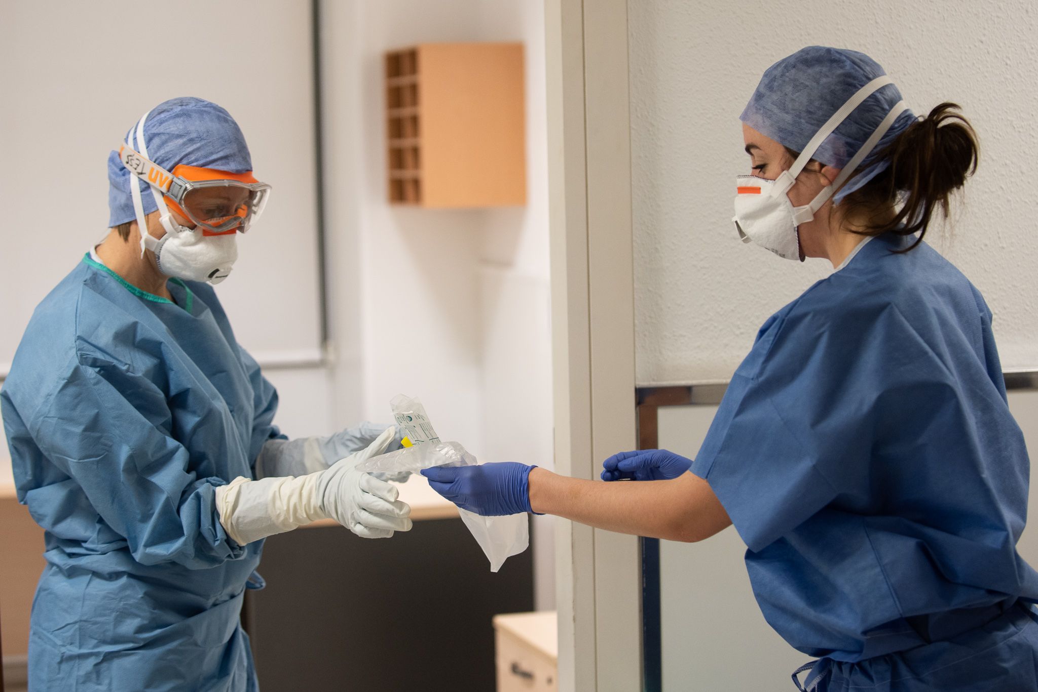 Dos profesionales sanitàrías en el Hospital Clínico durante la crisis del coronavirus | ACN