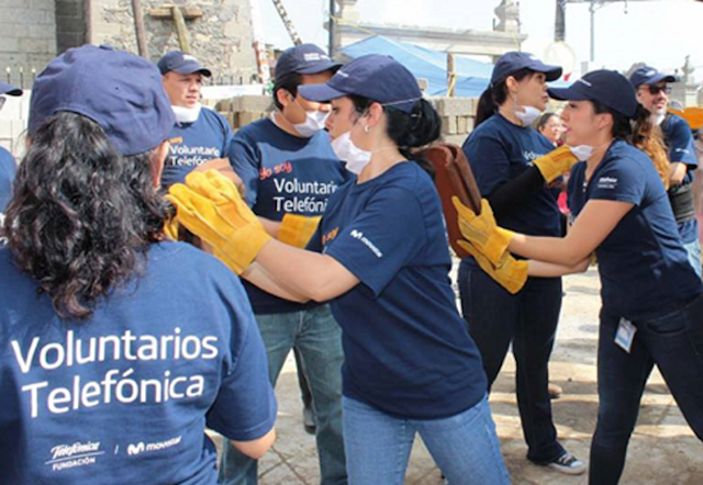 Voluntaris de Telefónica traslladen productes | Cedida