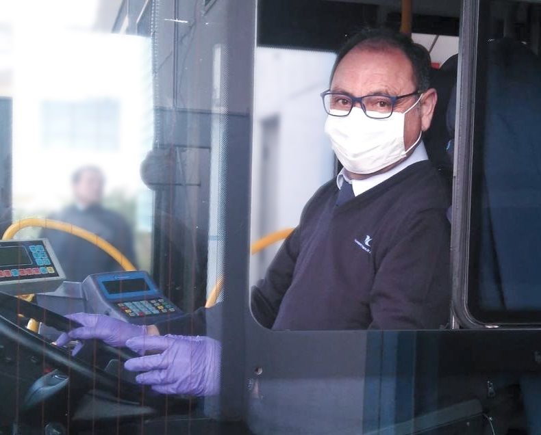 El conductor d'un autobús utilitza mascareta per evitar el coronavirus | Europa Press