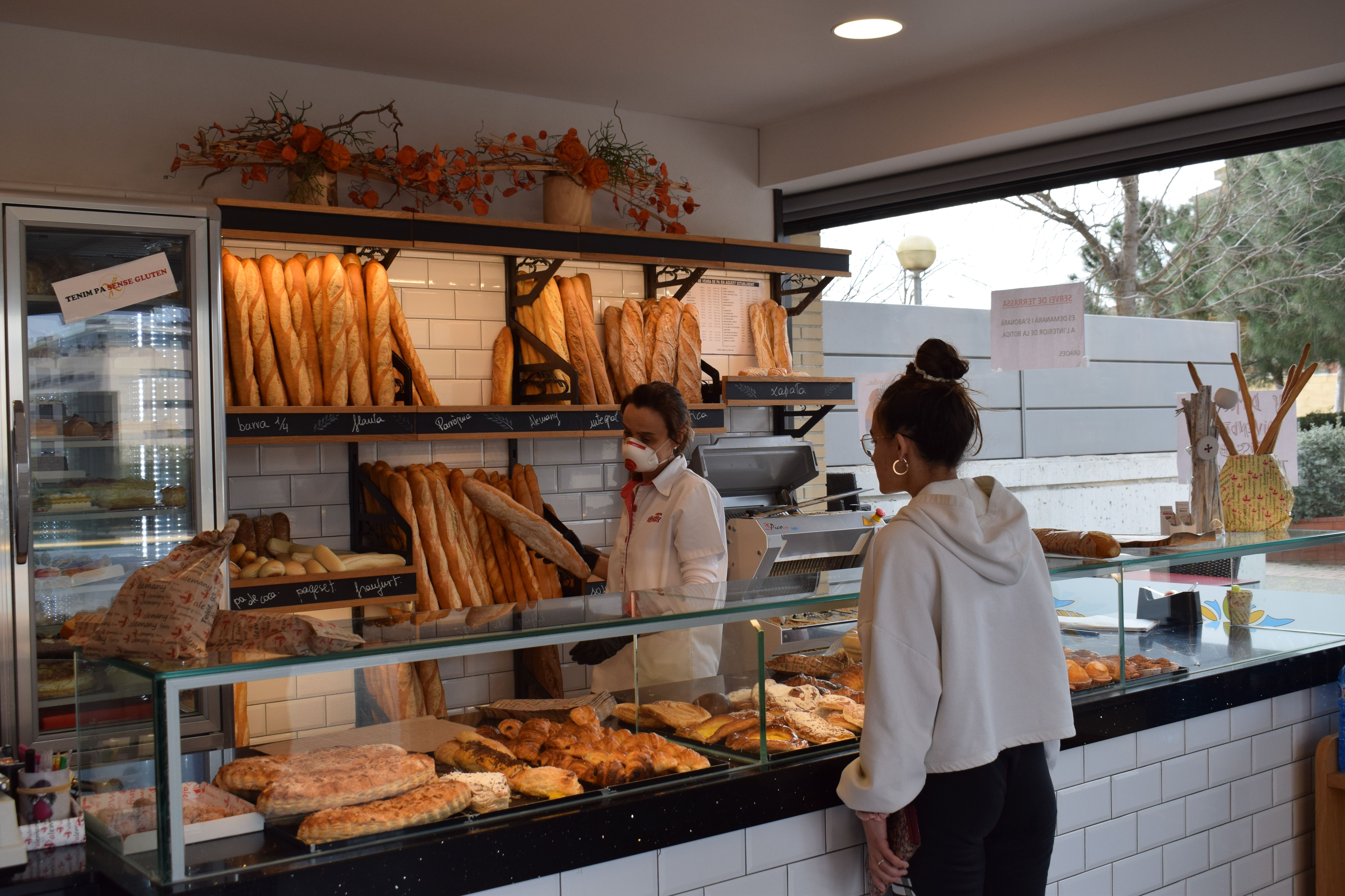 Una treballadora d'un forn d'Igualada, en una imatge d'arxiu | ACN