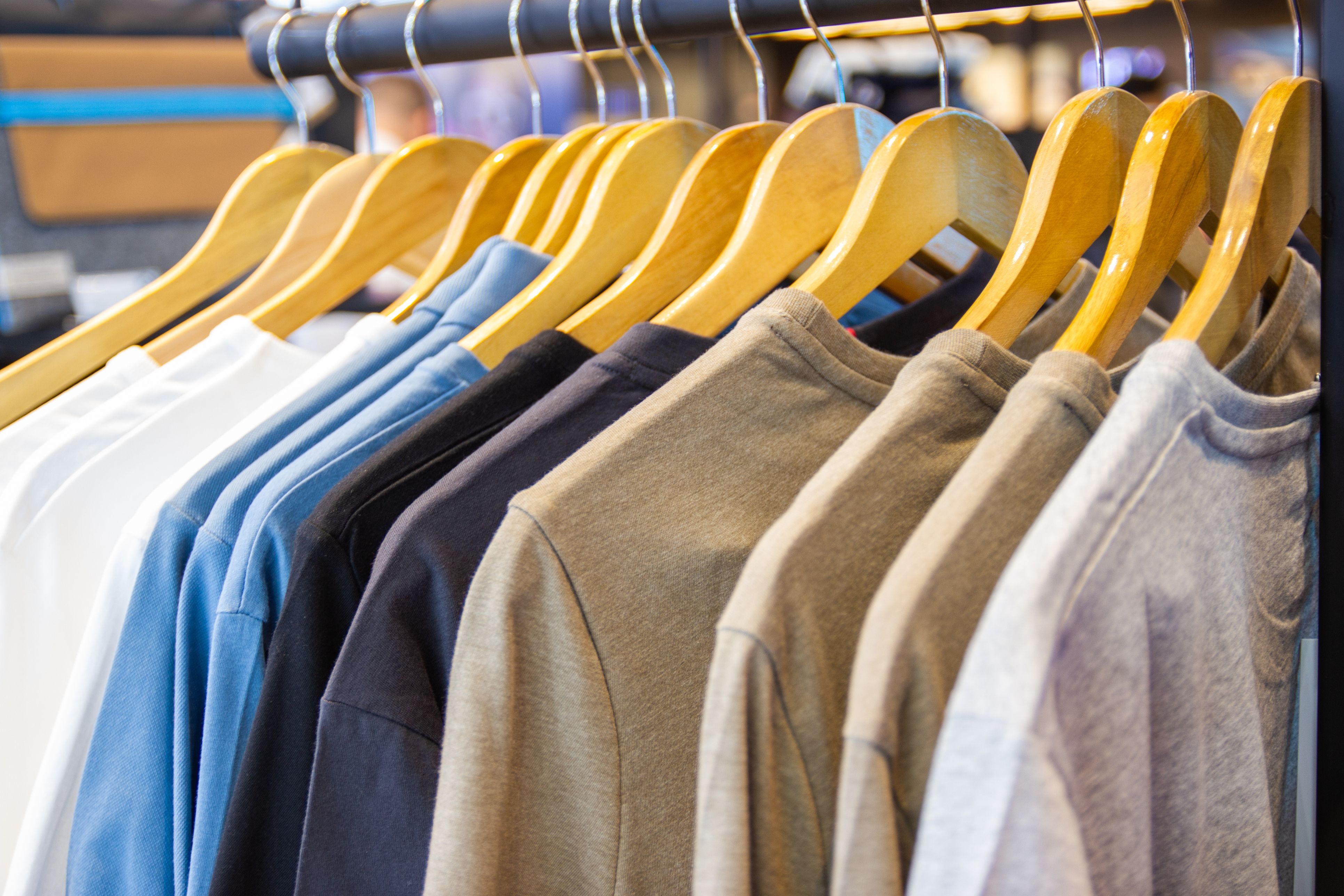 Escoger una prenda de ropa también comporta una decisión económica | iStock