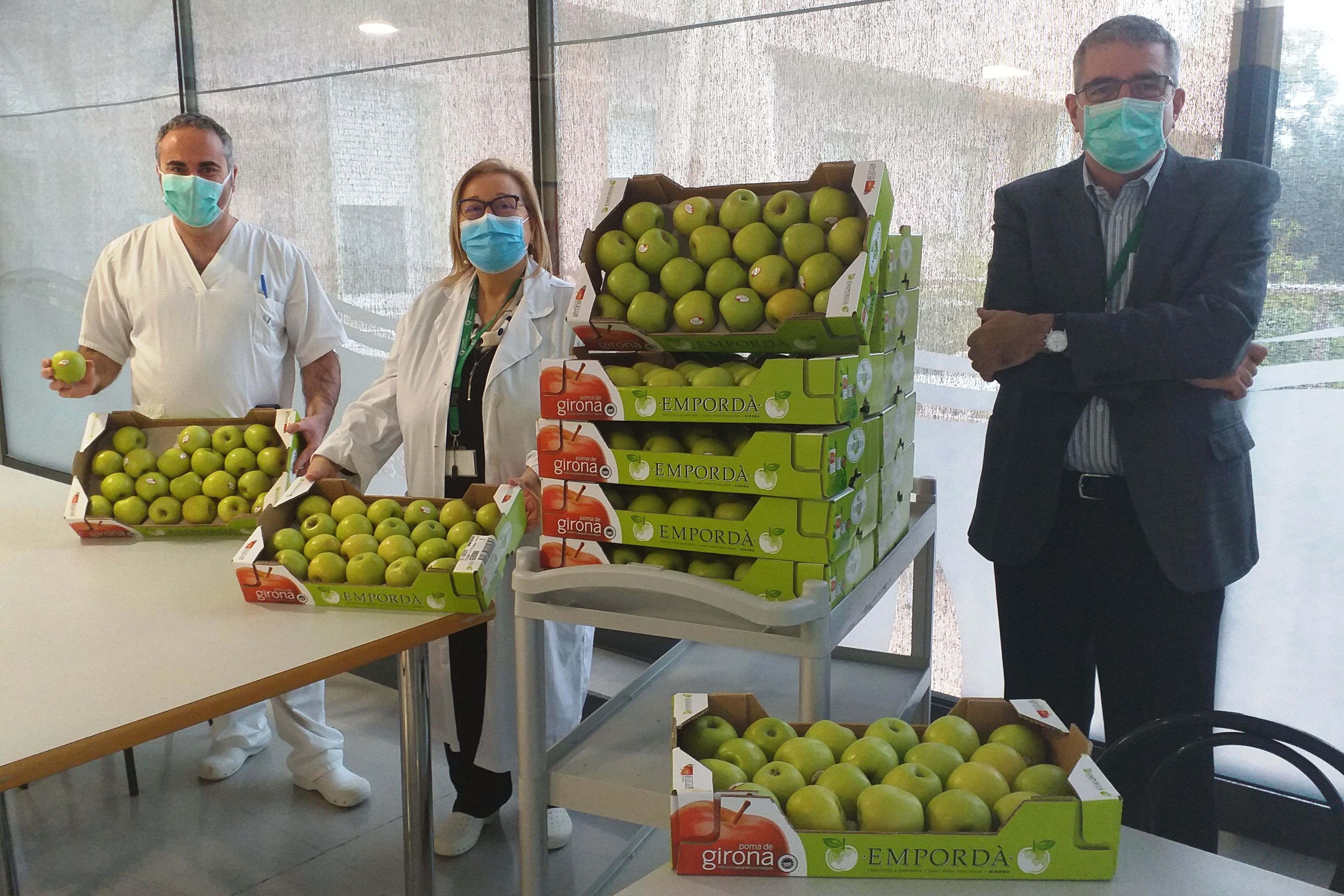 L'entrega de pomes a l'hospital de Figueres | ACN