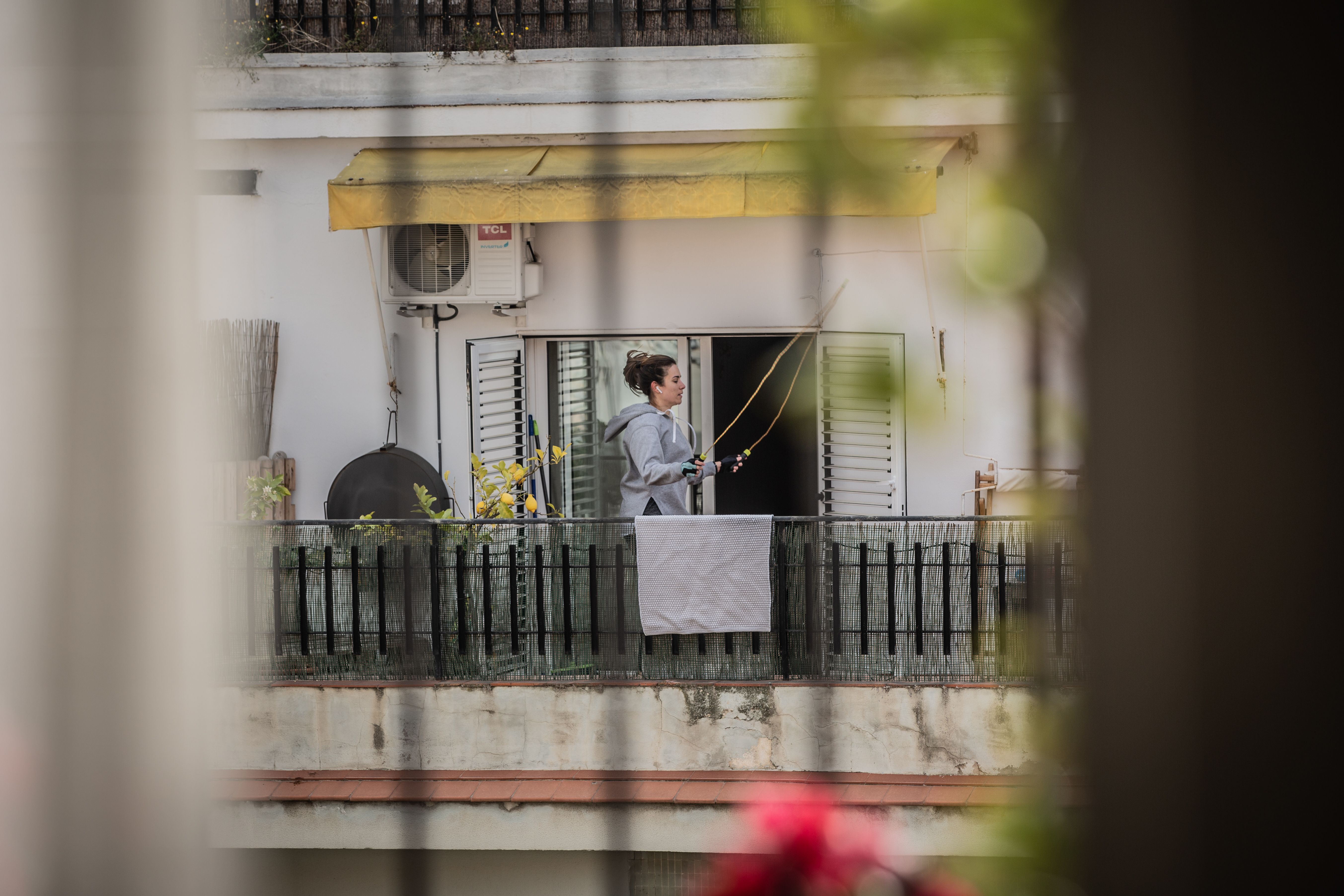 Una dona confinada saltant a la terrasa de casa seva. | EP  