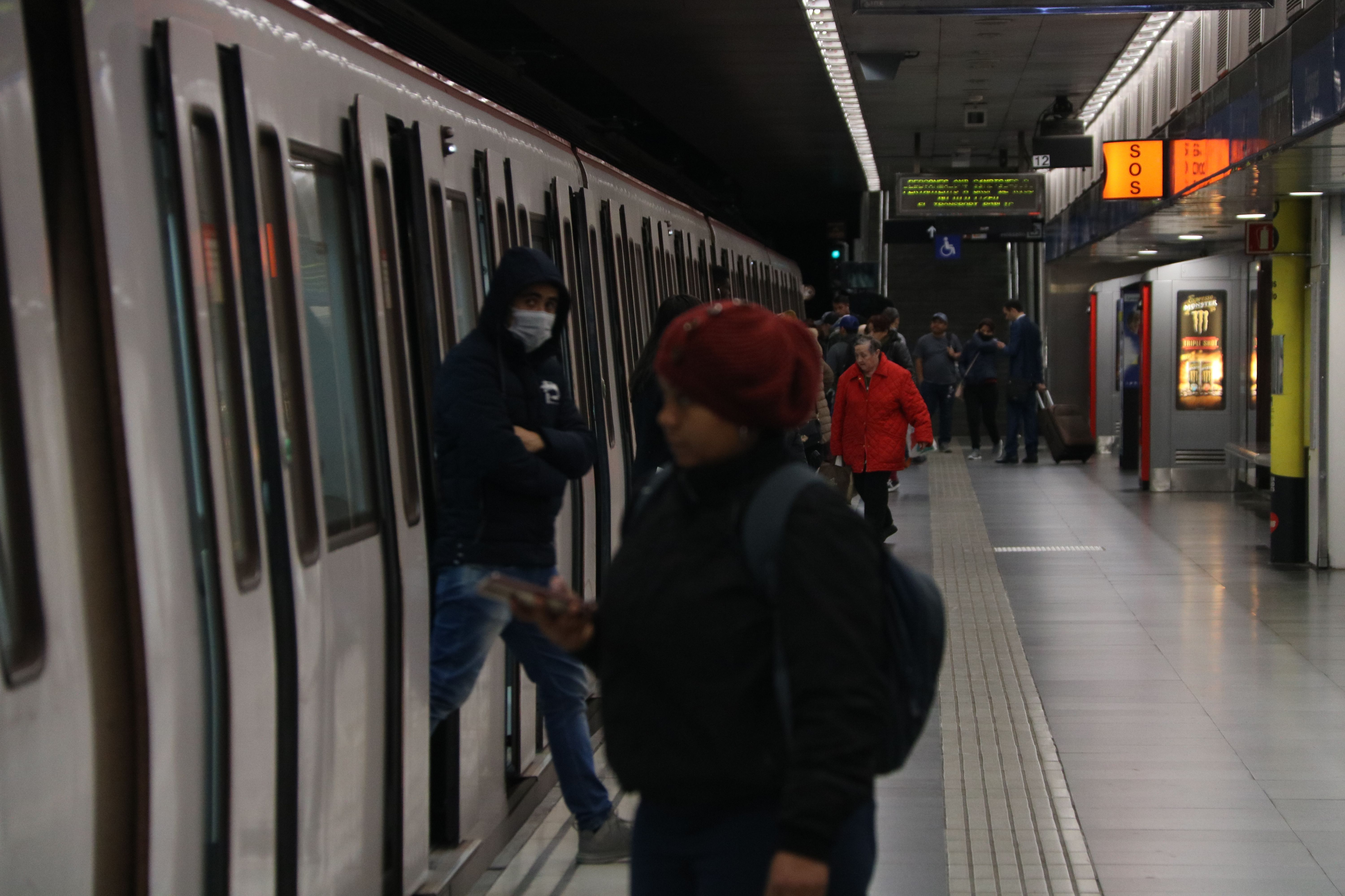 Diversos viatgers sortint del metro de Barcelona a l'estació Diagonal, a la L5 | ACN