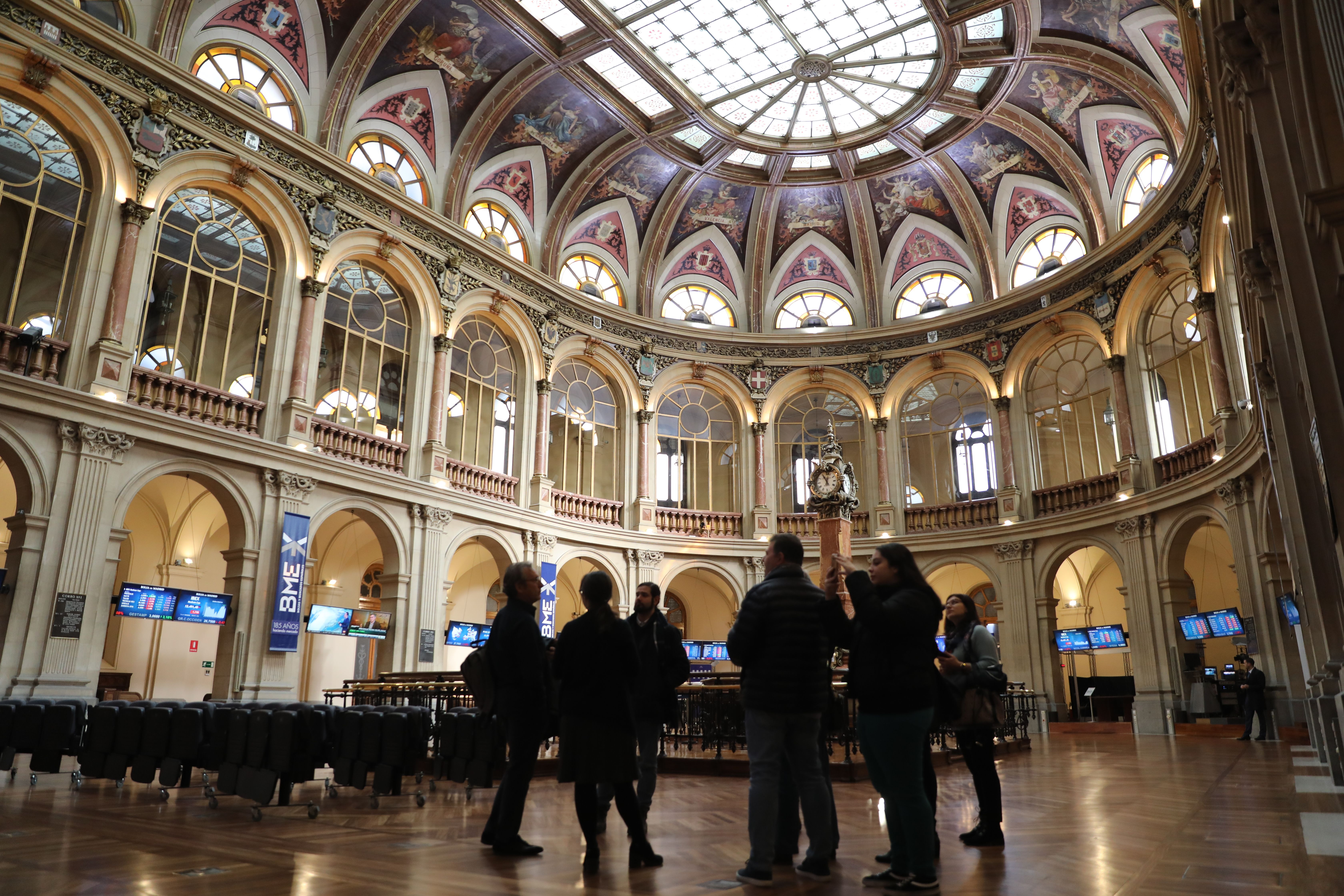 Un grupo de personas a la bolsa de Madrid a finales de febrero. | EP