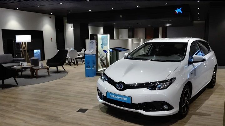 Un Toyota Auris en una 'store' de Caixabank | Cedida