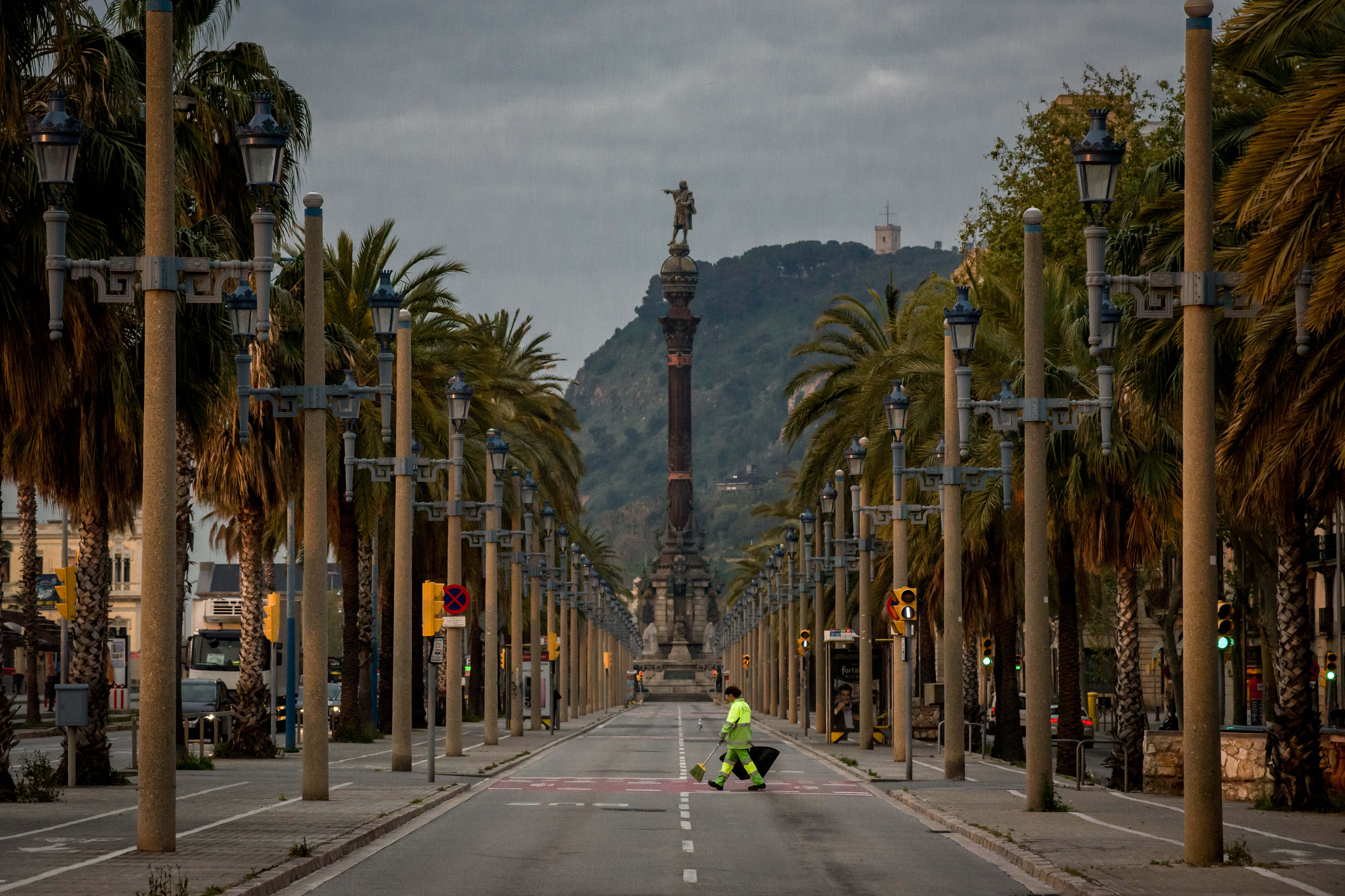 El paseo Palomo con una trabajadora de los servicios de limpieza de Barcelona | Europa Press