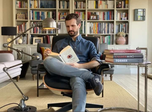 Pablo Casado a la seva biblioteca. 