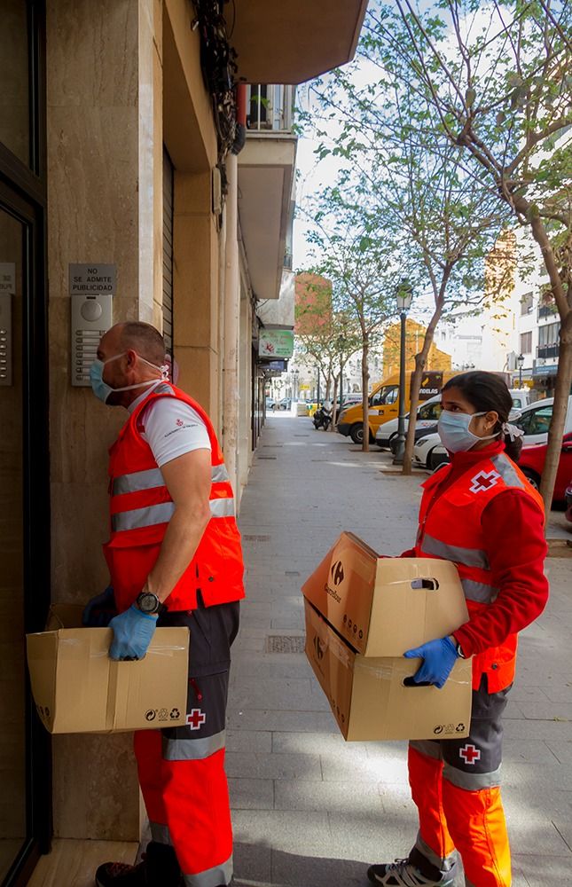 Dos operarios de Cruz Roja en tareas solidarias durante estos días | Ayuntamiento de Valencia